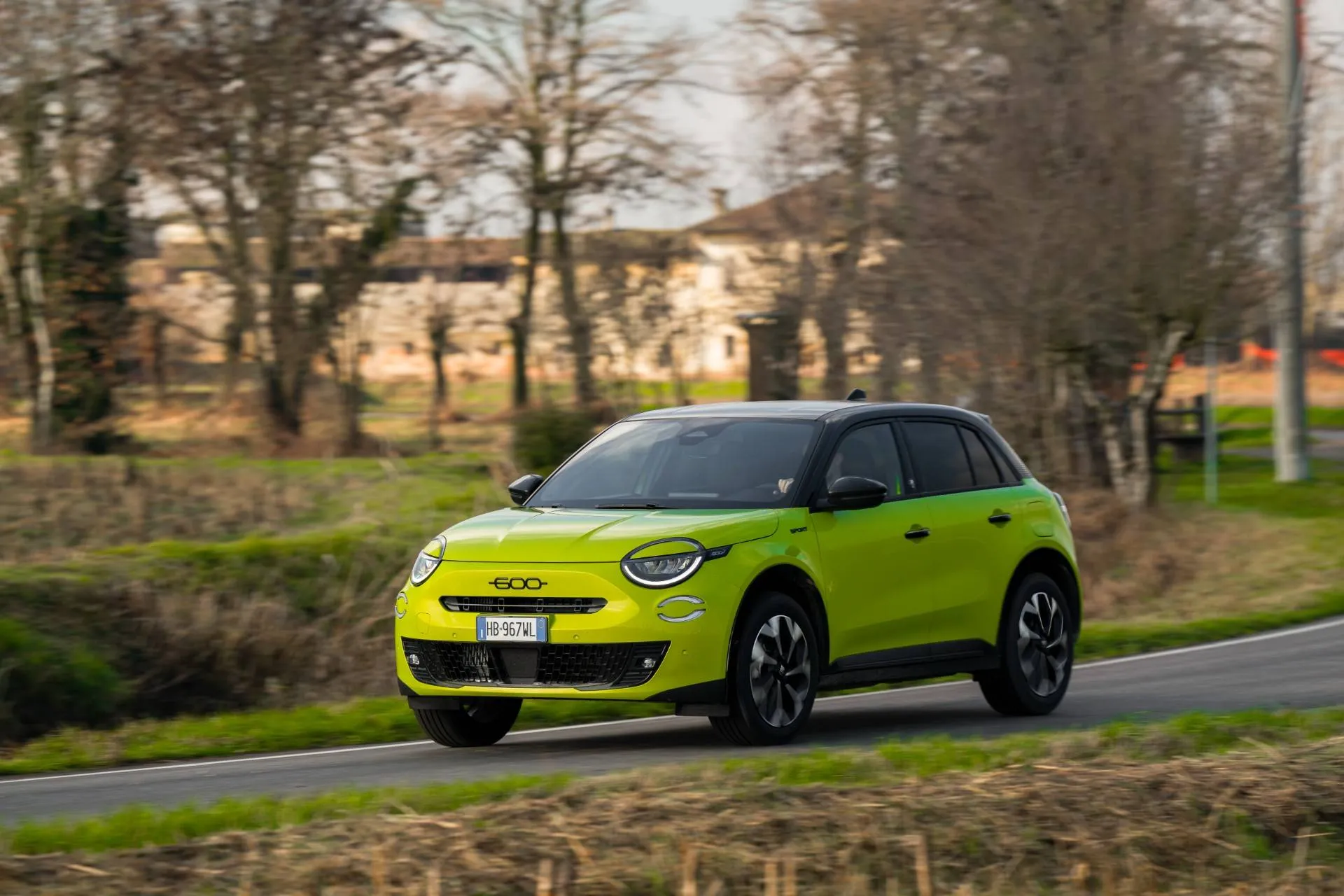FIAT 600 Sport dinamica anteriore della versione di colore giallo su strada