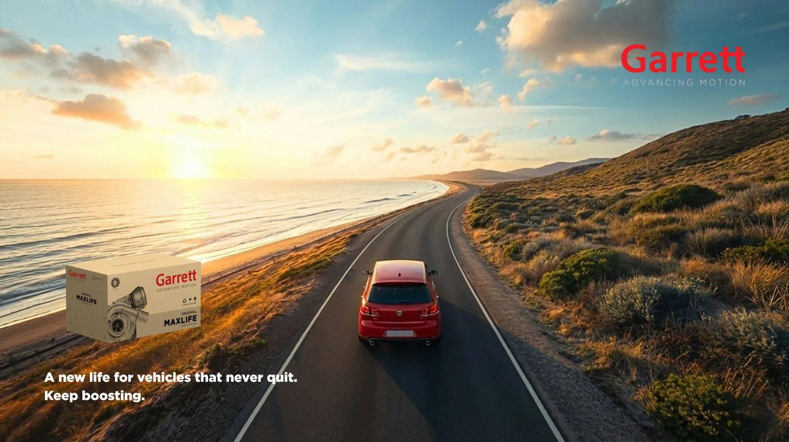 auto rossa sembra una golf gti che va su una strada con a sinistra il mare al tramonto