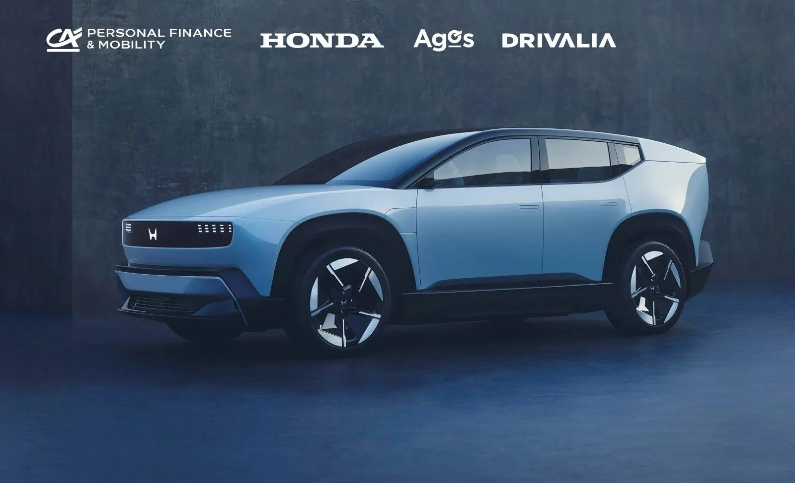 honda e drivalia insieme. nella foto una nuova vettura honda di colore azzurro messa di lato frontale