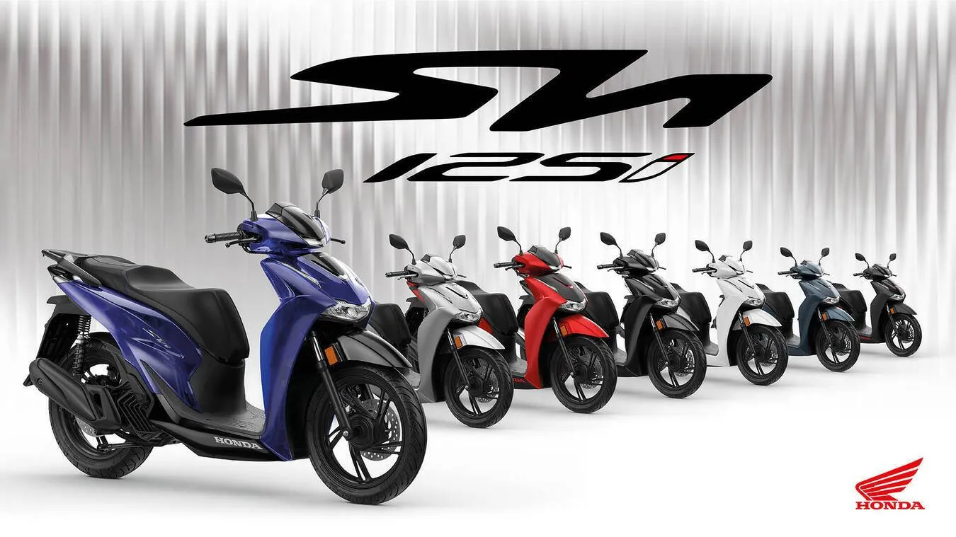 Sh 125 lo scooter di honda uno affianco all'altro, nella foto 7 modelli uno affianco all'altro