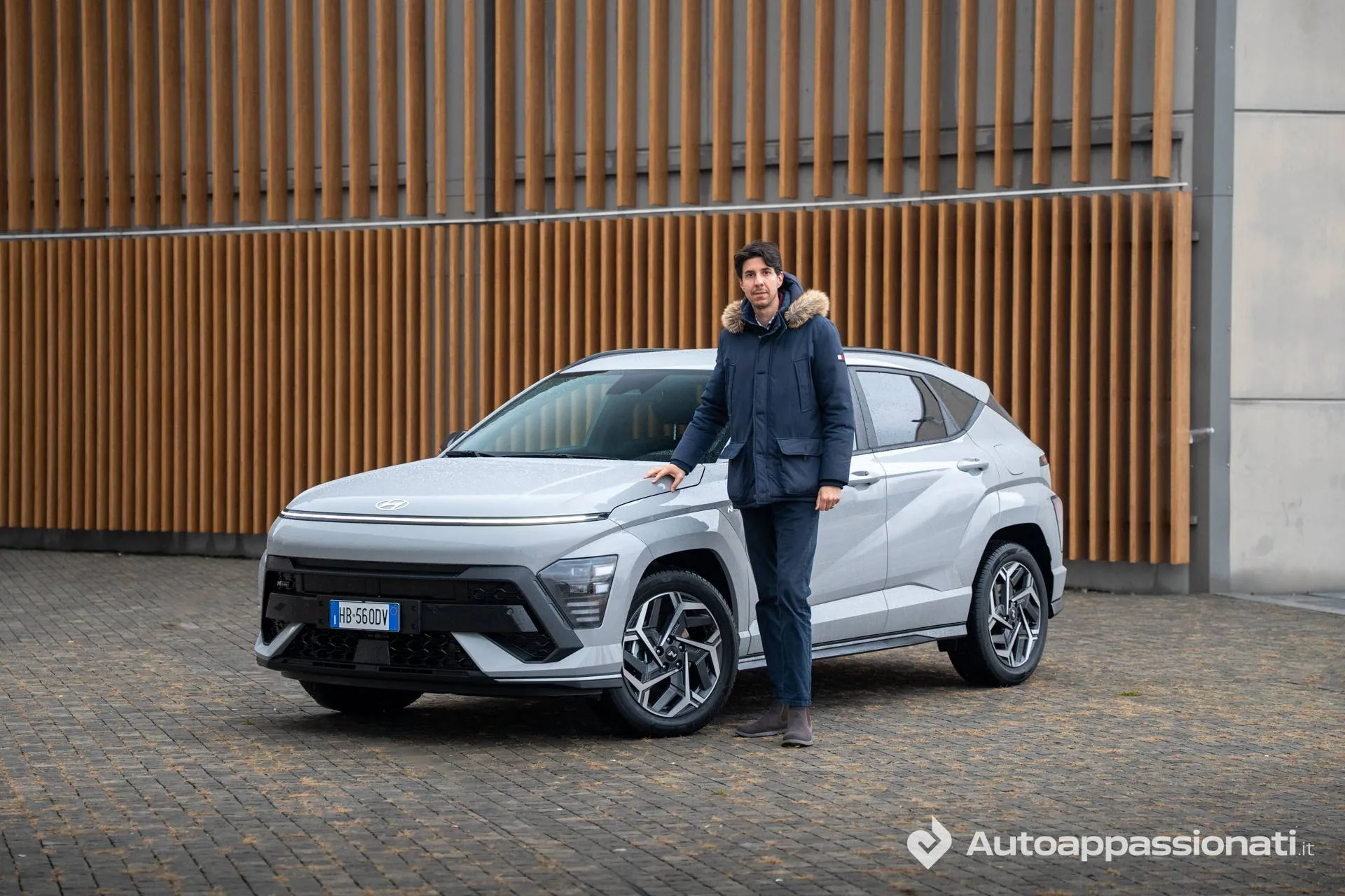 Hyundai Kona Hybrid di colore grigio con federico ferrero davanti