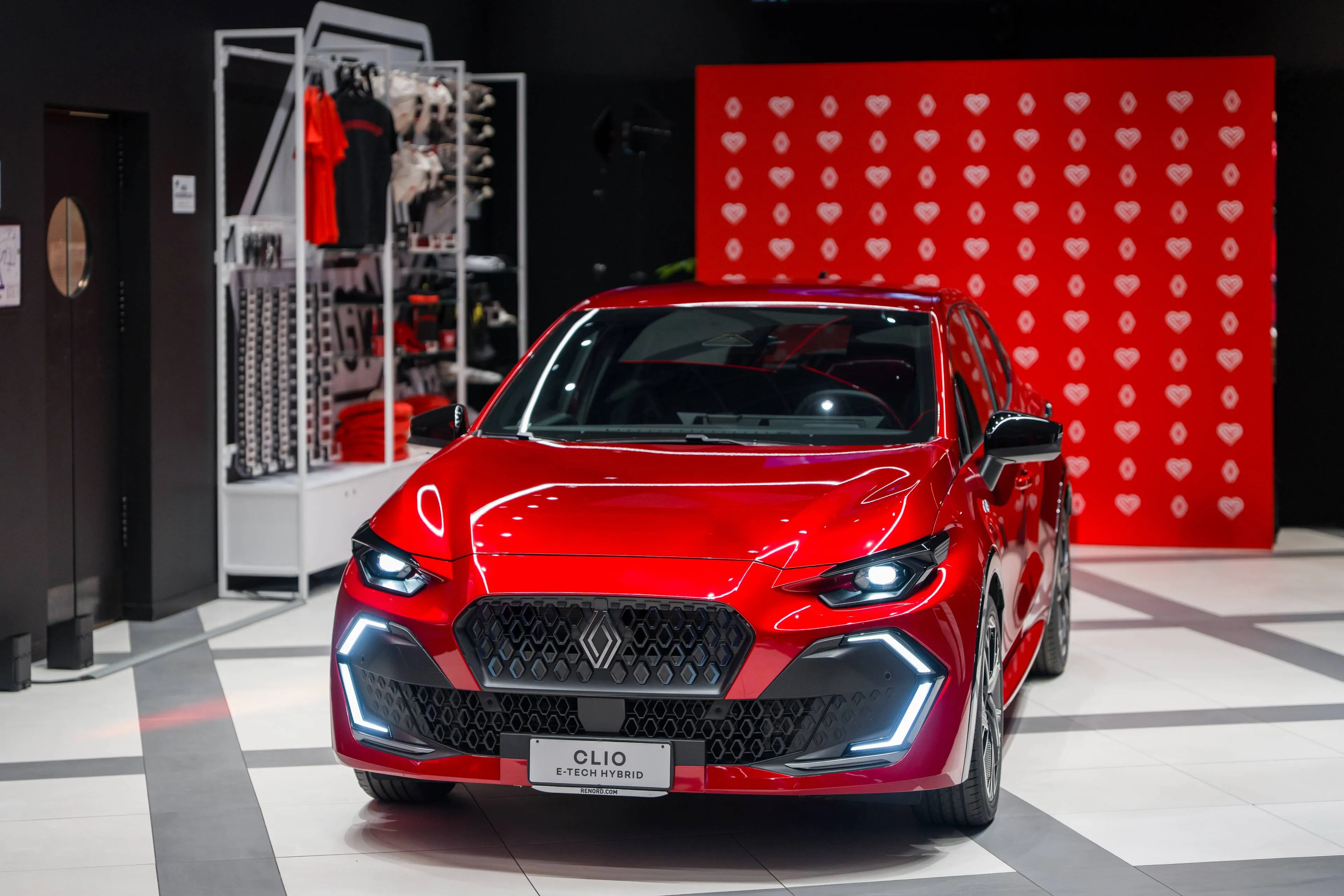 Renault Clio rossa in concessionaria cliorama