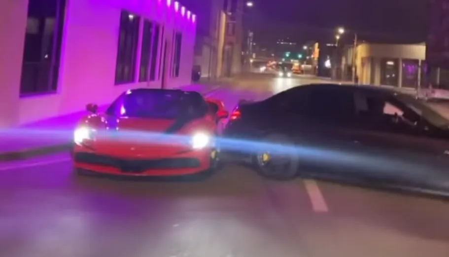 Una mercedes nera ari sf90 rossa