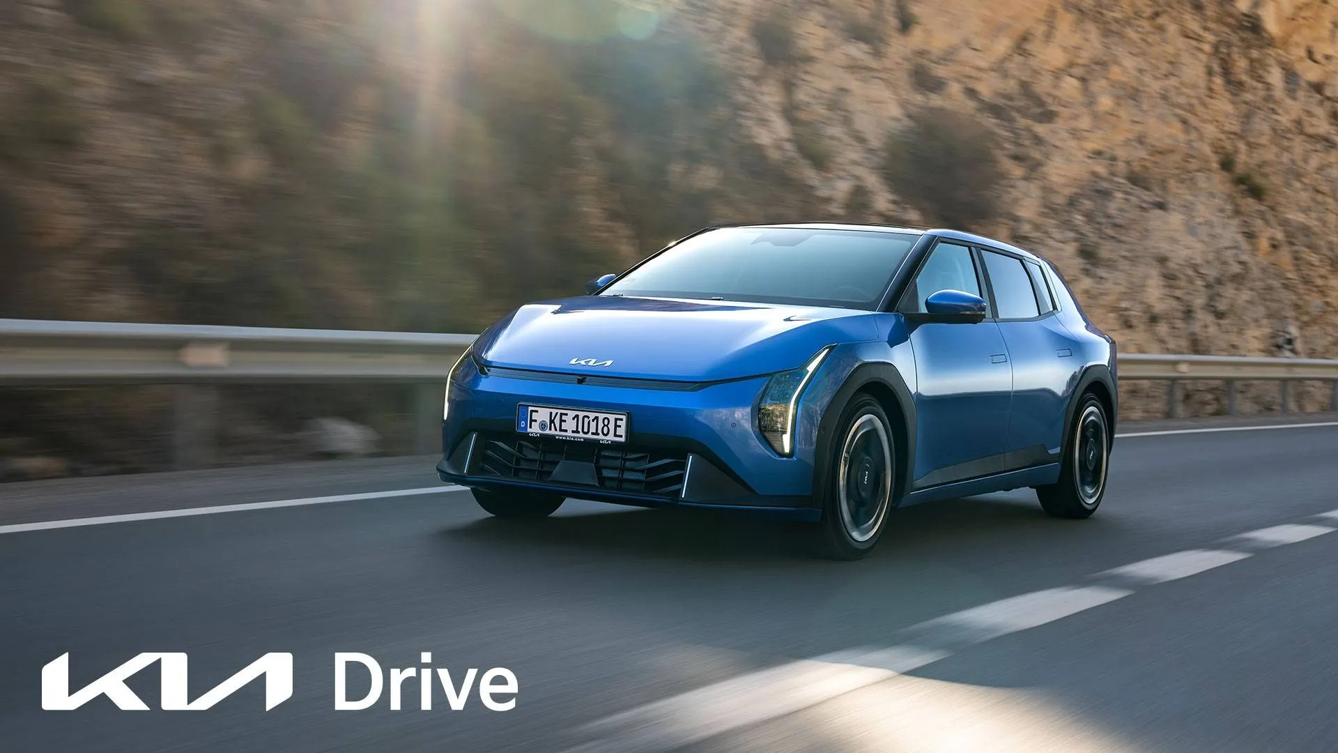 KIA Drive l'auto EV4 di colore blu che percorre una strada