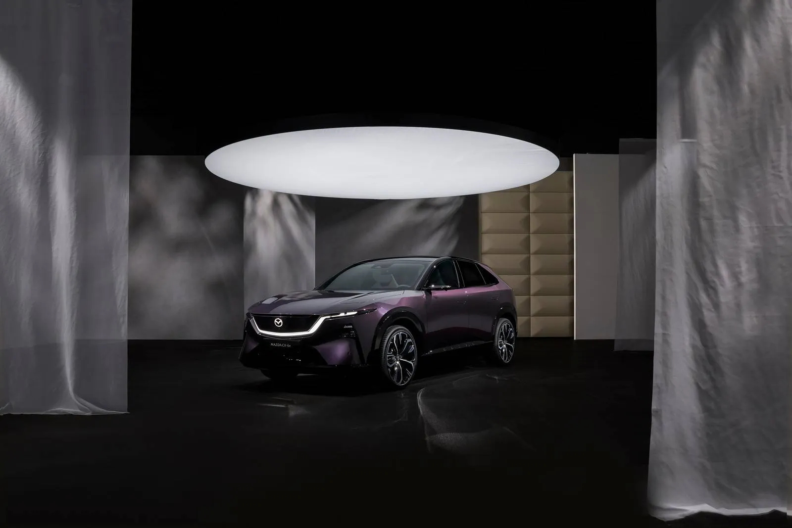 La Mazda CX-6e nightfall violet-black