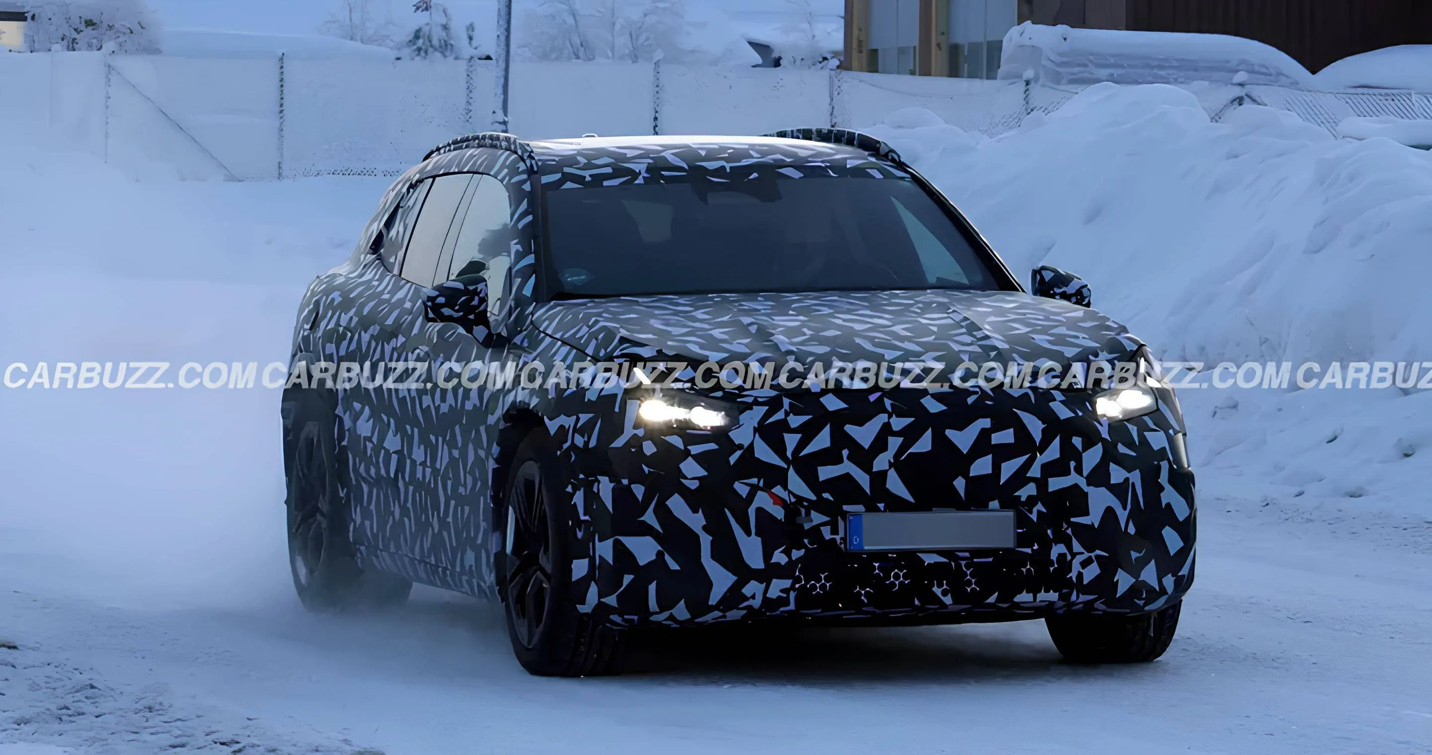 La foto spia ritrae il nuovo Suv elettrico di Mercedes AMG coperto in un contesto di test sulla neve