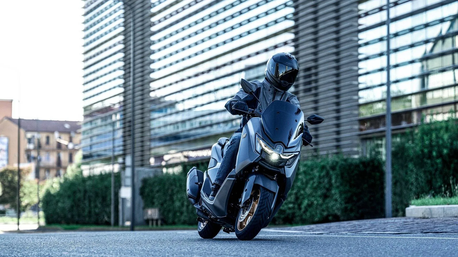 Yamaha Nmax 155 lo scooter in città di colore nero