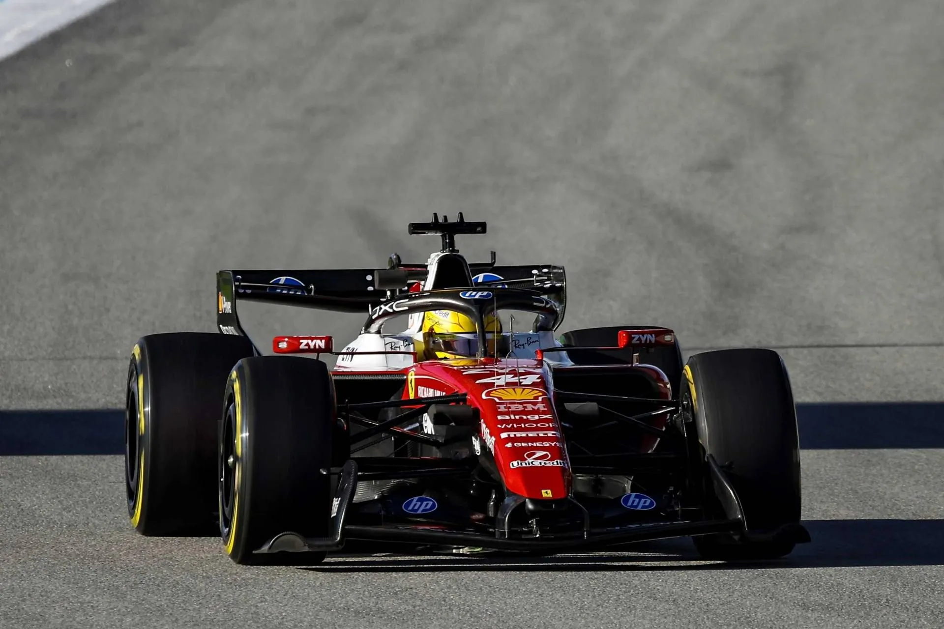 La Ferrari SF-26 di Lewis Hamilton impegnata nello shakedown sulla pista di Barcellona