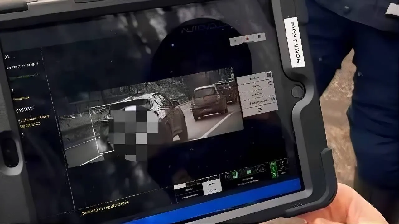 schermo control velox a roma che mostra quali auto hanno assicurazione e quali no