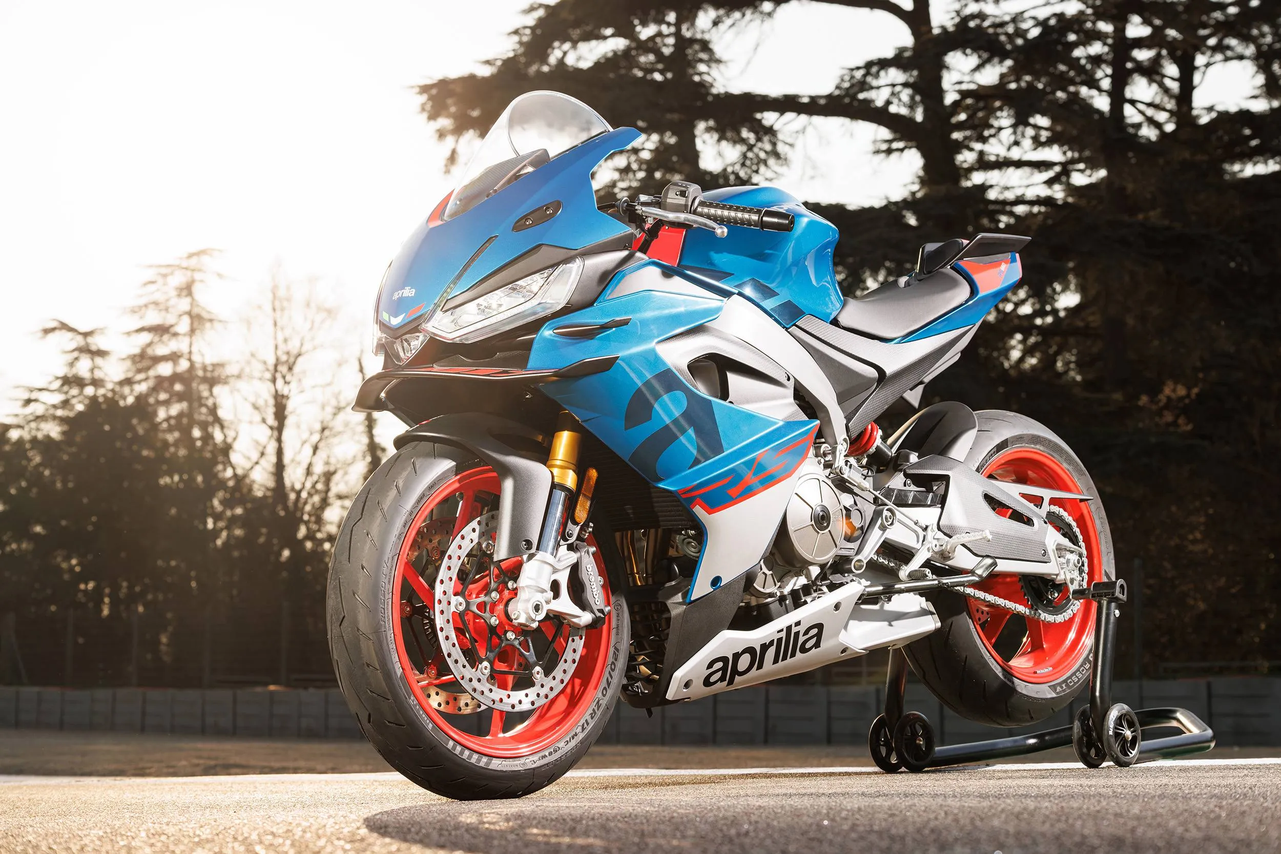 aprilia-rs-660 di colore blu, frontale