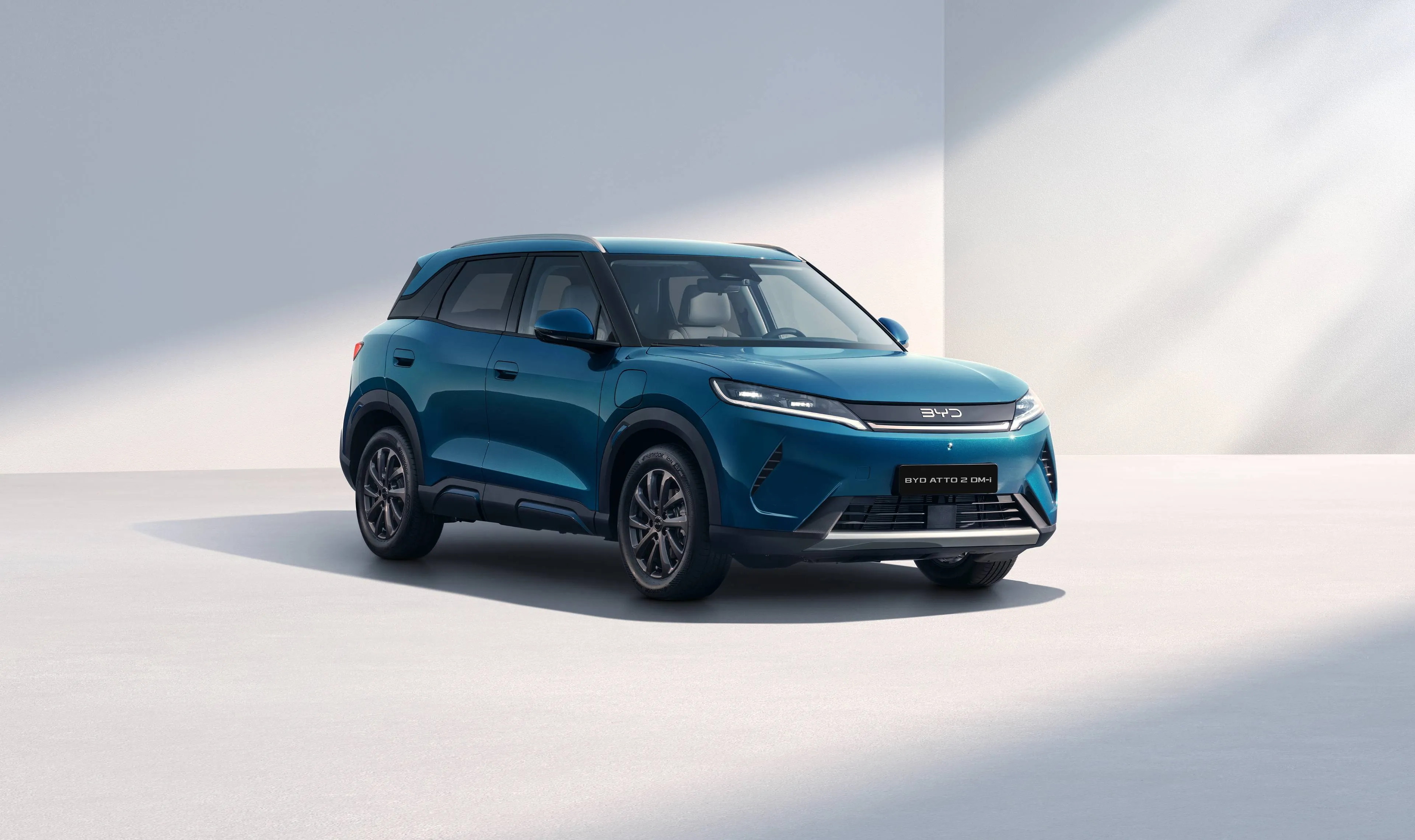 Nell'immagine si vede la BYD ATTO 3 DM-i in una vista laterale di 45 gradi