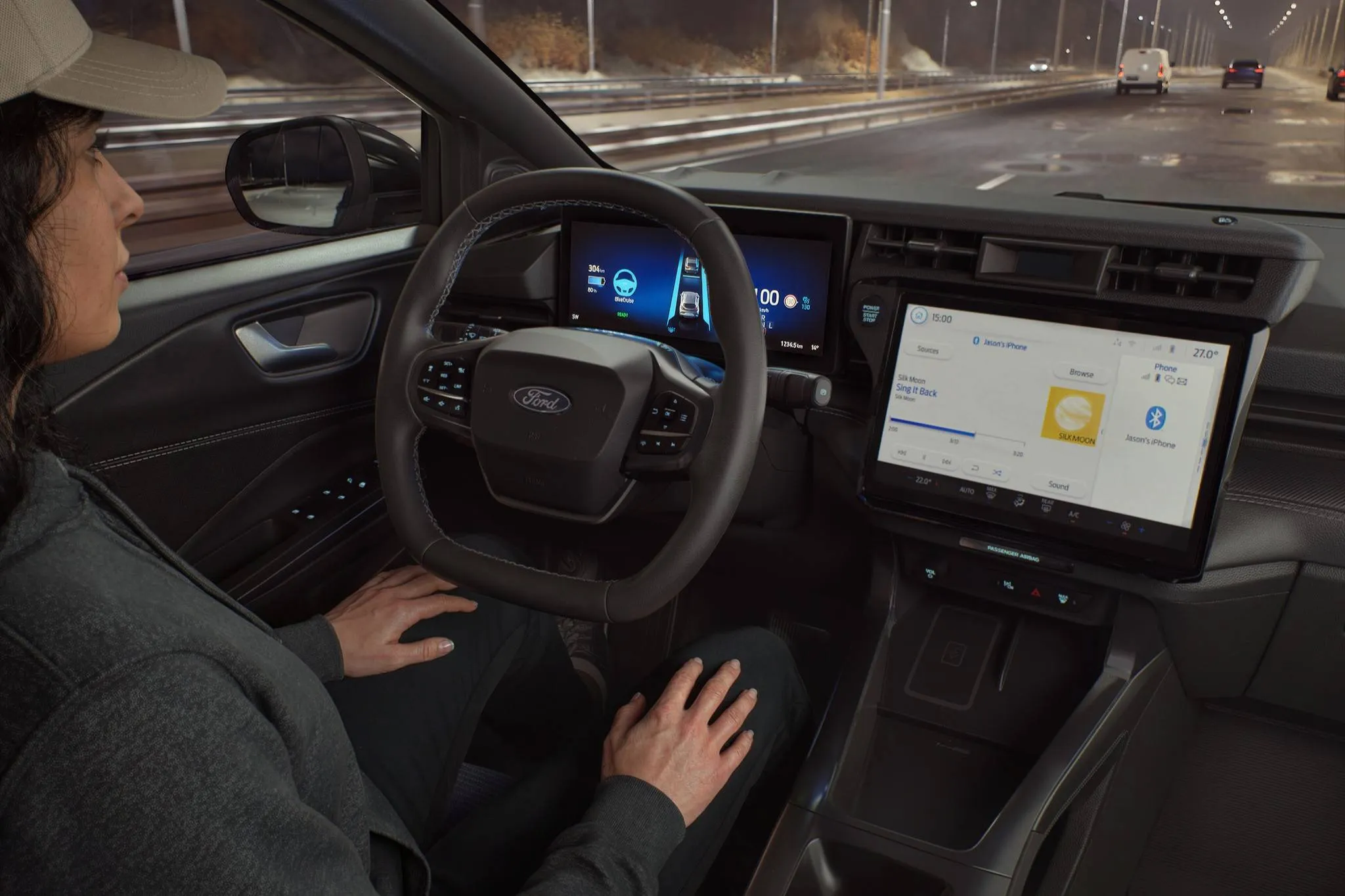 Puma interni con guida autonoma e donna che guida senza le mani sul volante