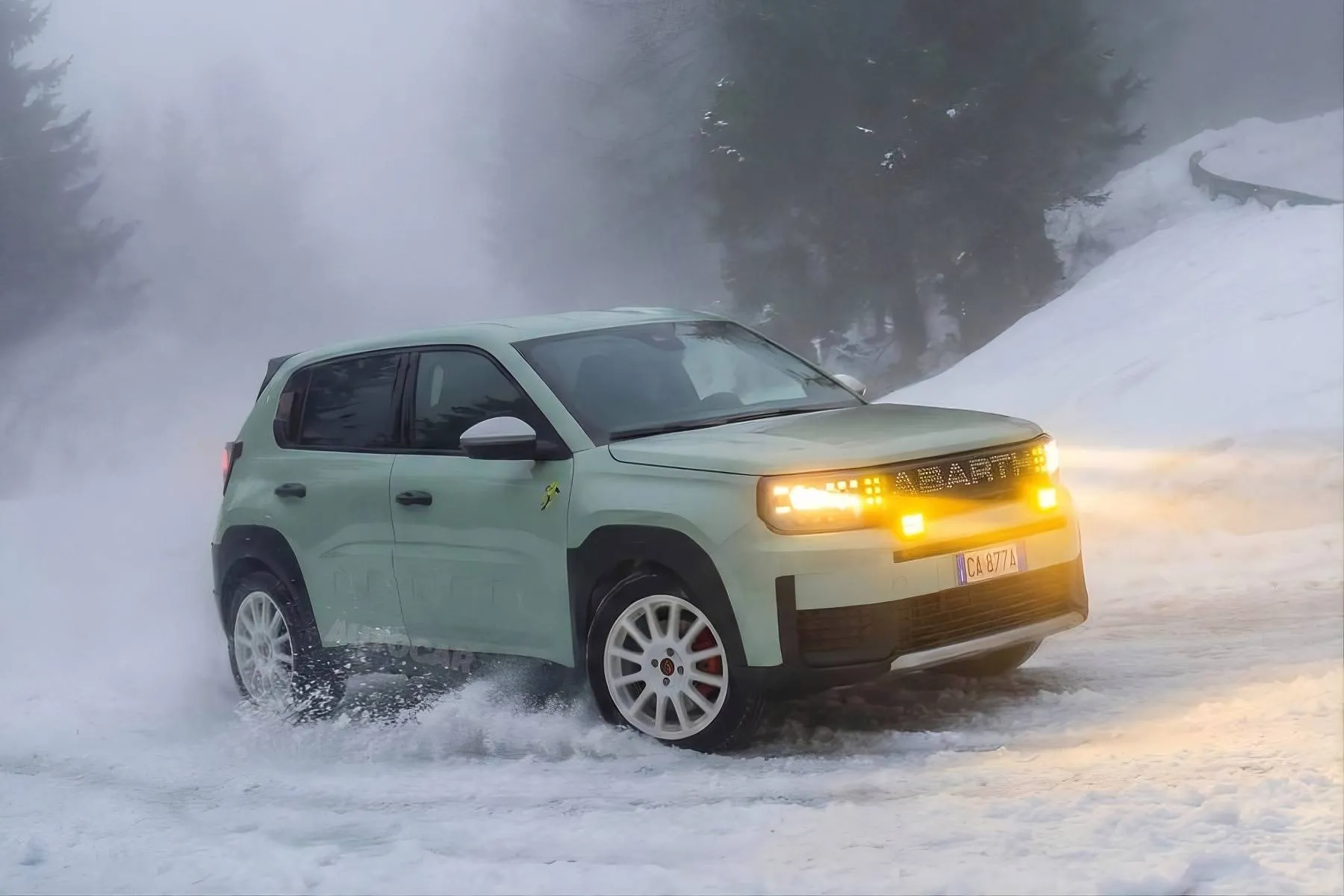 render della FIAT Grande Panda in versione Abarth che procede sulla neve in curva
