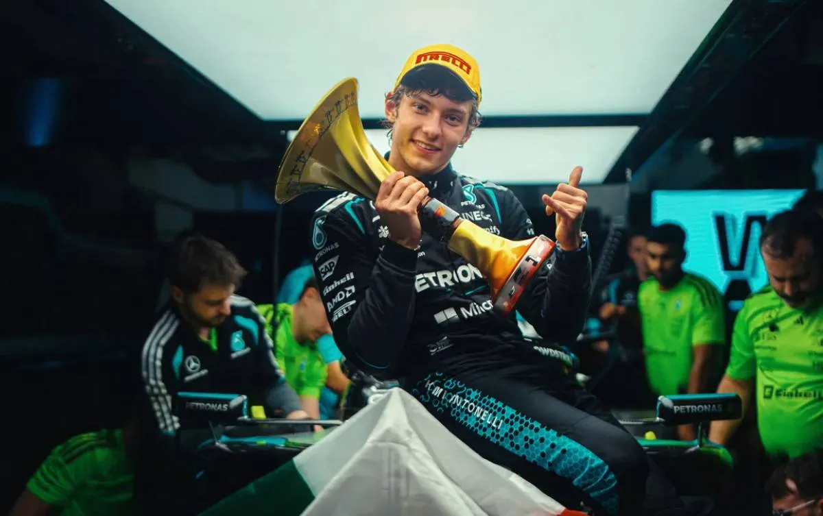 Andrea Kimi Antonelli con il trofeo del vincitore al Gran Premio della Cina 2026