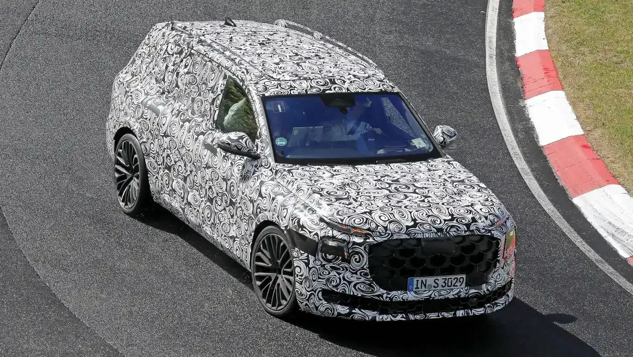 Nell'immagine spia si vede il nuovo Q9 di Audi su pista