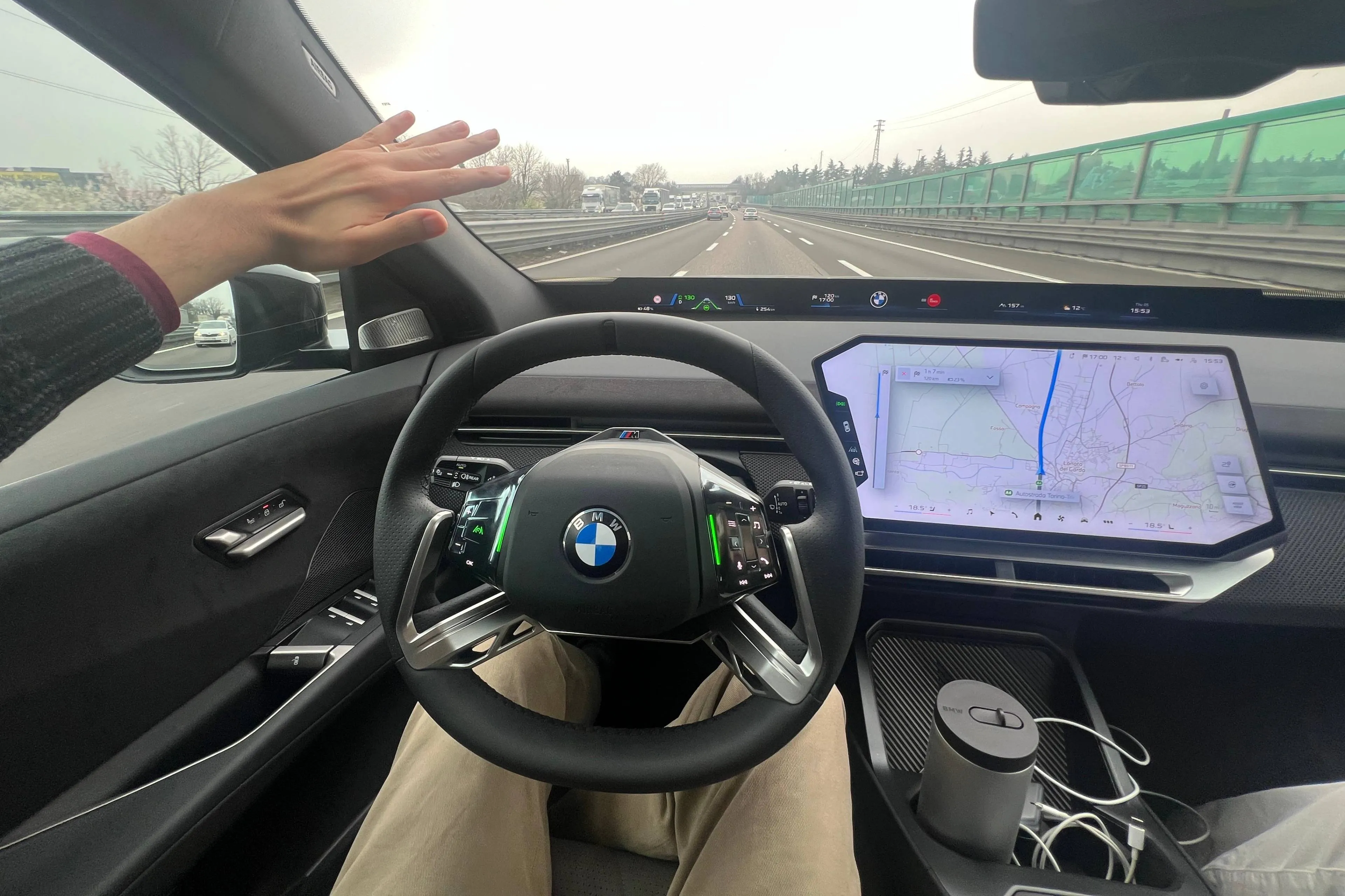 mano sopra al volante bmw, mentre l'auto guida da sola senza la mano tocchi il volante