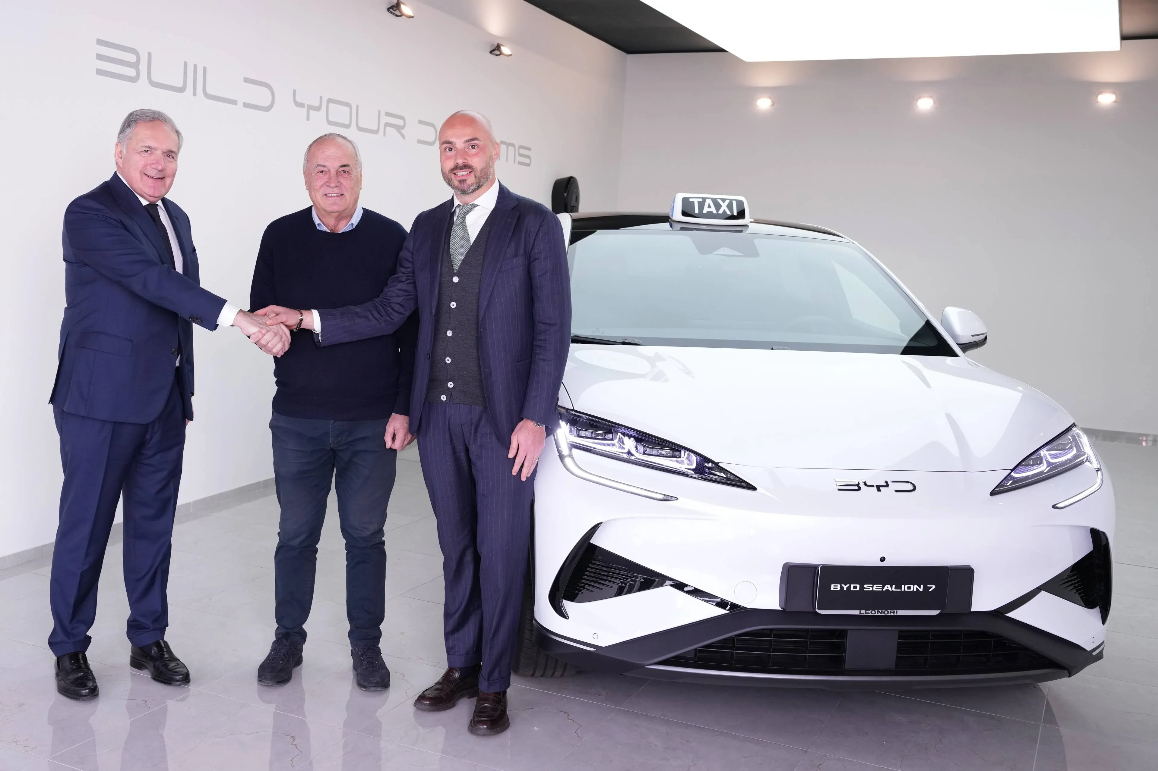 alfredo altavilla e alessandro grosso con il presidente di itTaxi e sullo sfondo una sealion 7 bianca taxi