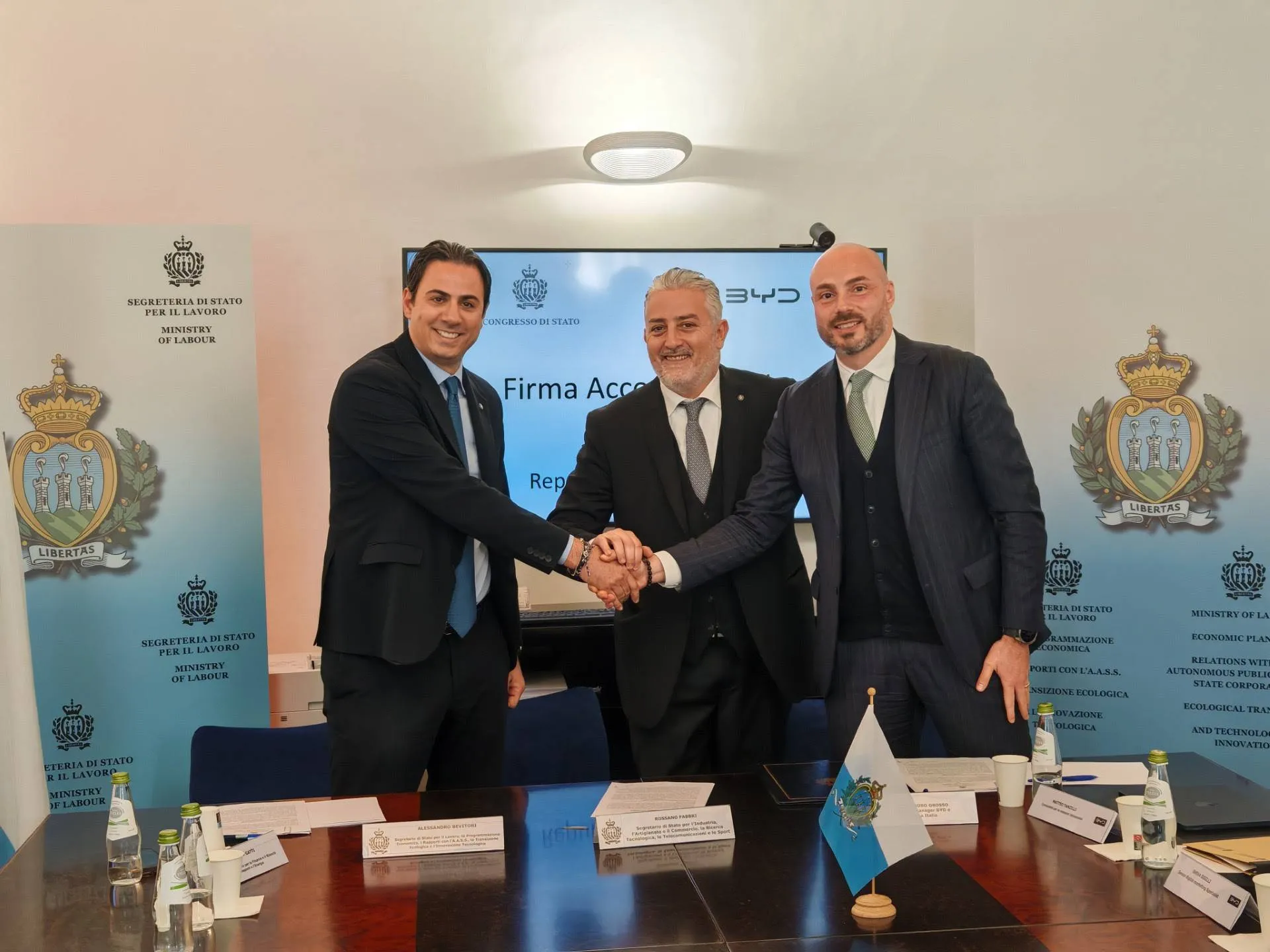 grosso di byd e i rappresentanti di san marino si stringono la mano per il rapporto tra byd e lo stato di san marino