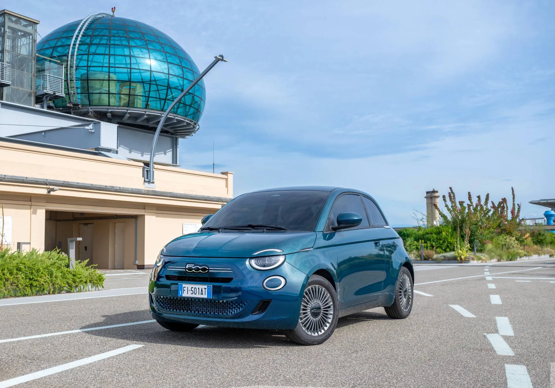 Fiat500HybridTorino sul tetto del lingotto auto di colore blu in posizione tre quarti frontale