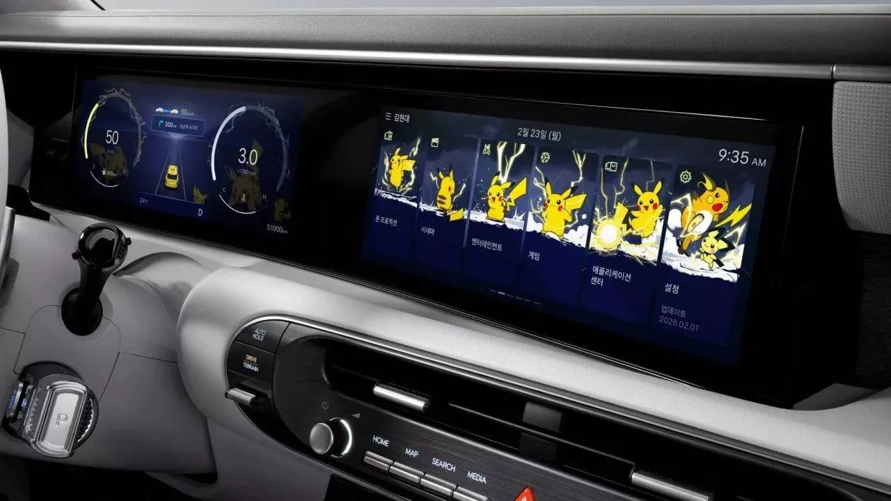 Nell'immagine si vede il cruscotto di una Hyundai. Sullo schermo centrale si vedono le varie configurazioni della macchina con Pikachu