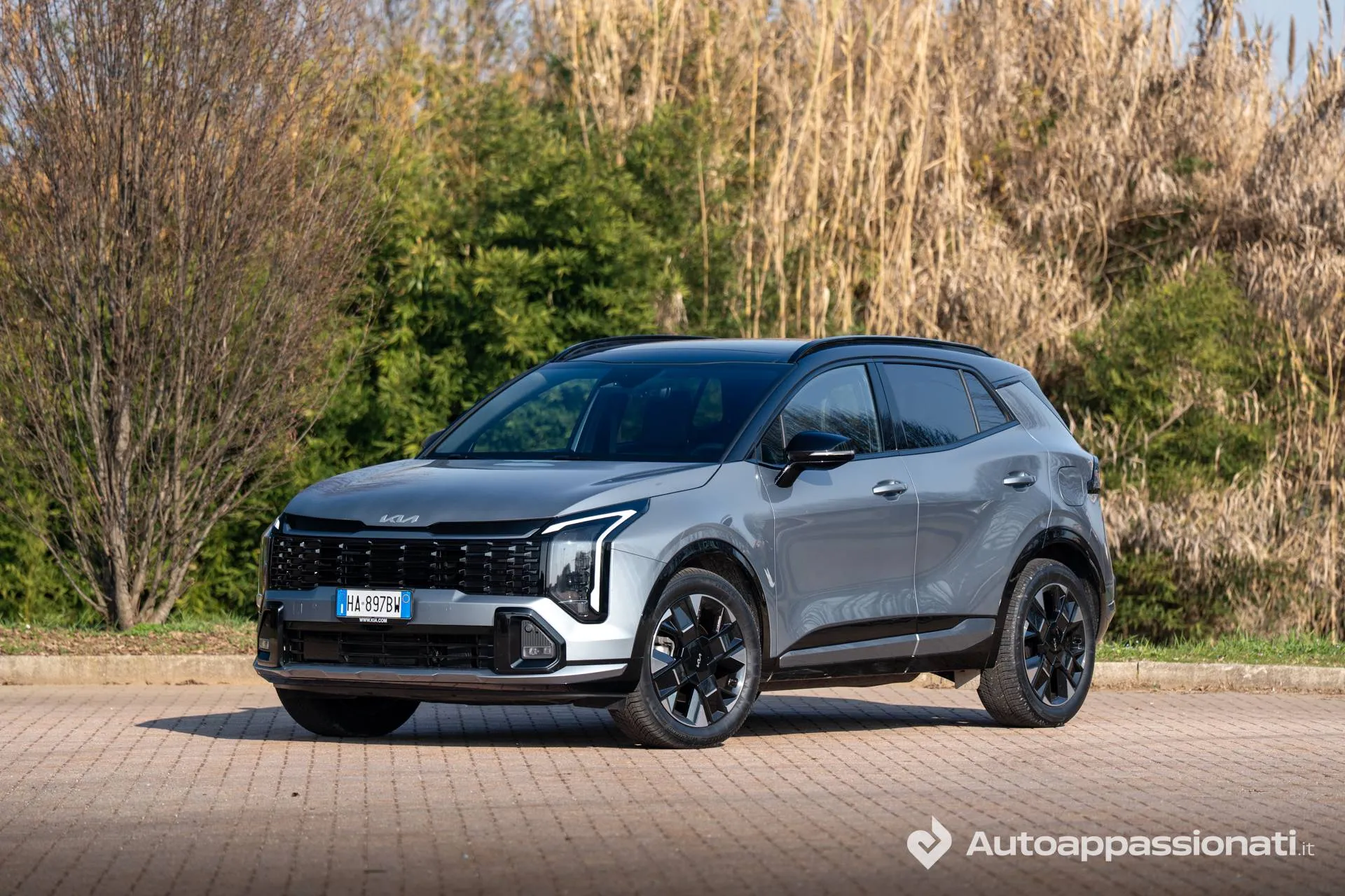 Kia Sportage 1.6 T-GDi HEV__side front view