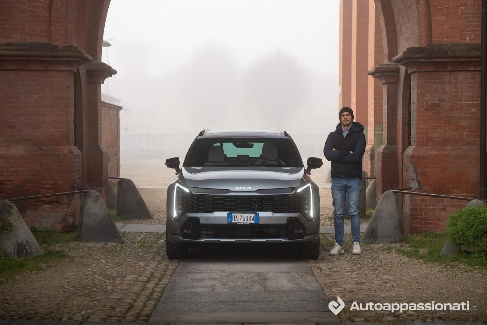 La Kia Sportage GT Line Plus 2026 grigia metallizzata ripresa di fronte