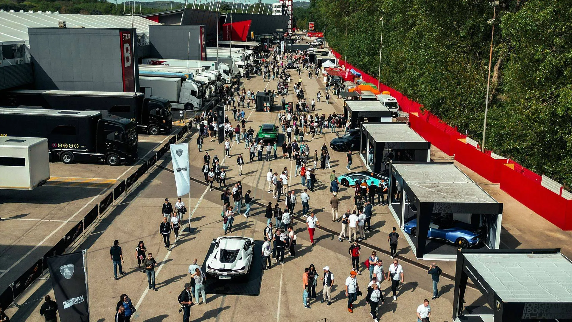 lamborghini-arena a imola con pubblico che passeggia