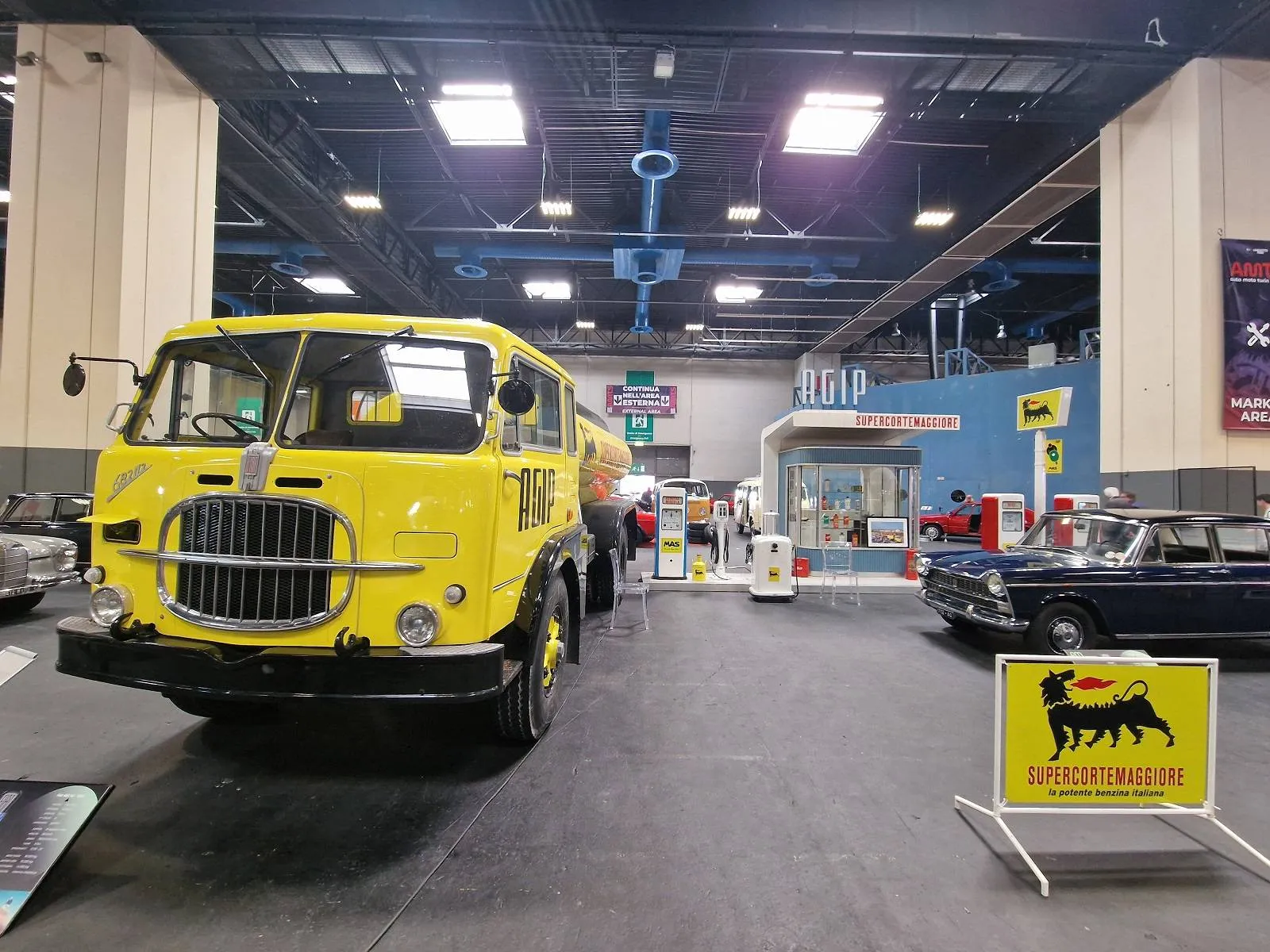Stand Fondazione Marazzato di colore giallo