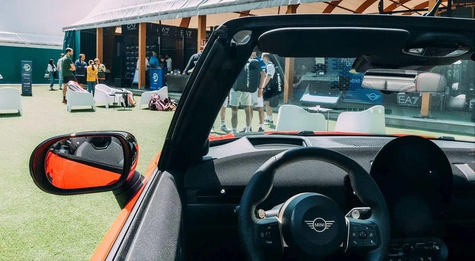 una mini ripresa da dentro con un campo di padel sullo sfondo