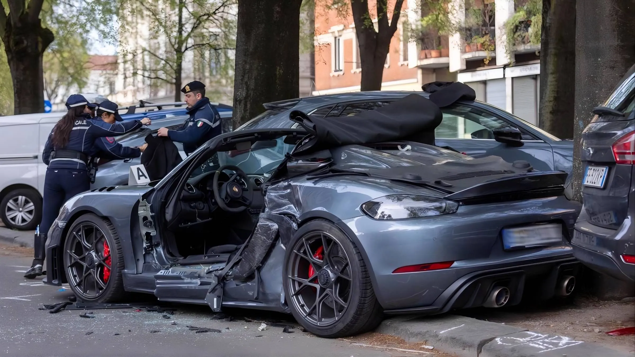 porsche-718-spyder-schiantata in un incidente-milano