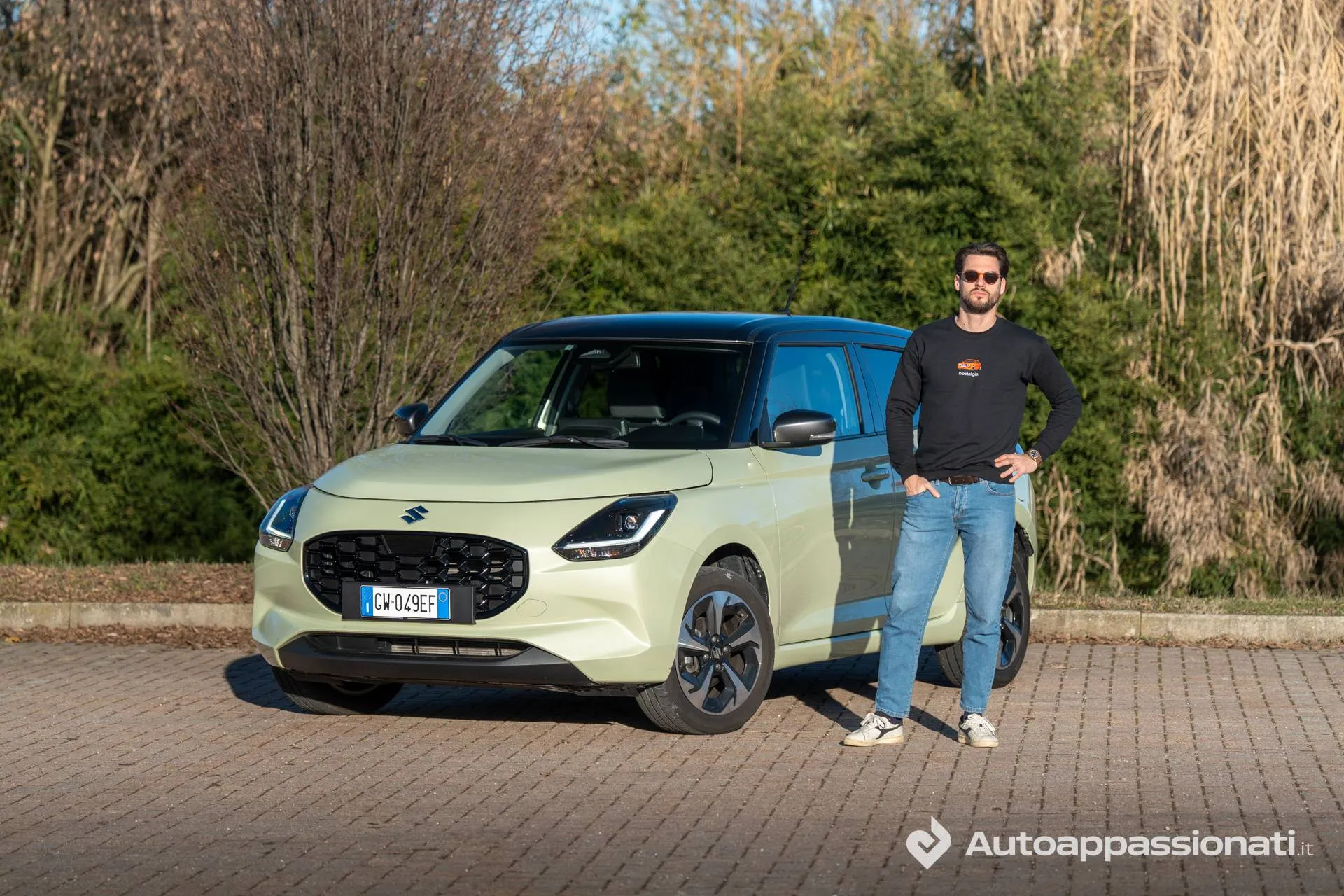 Suzuki-SWIFT-4x4-copertina con guido casetta affianco all'auto