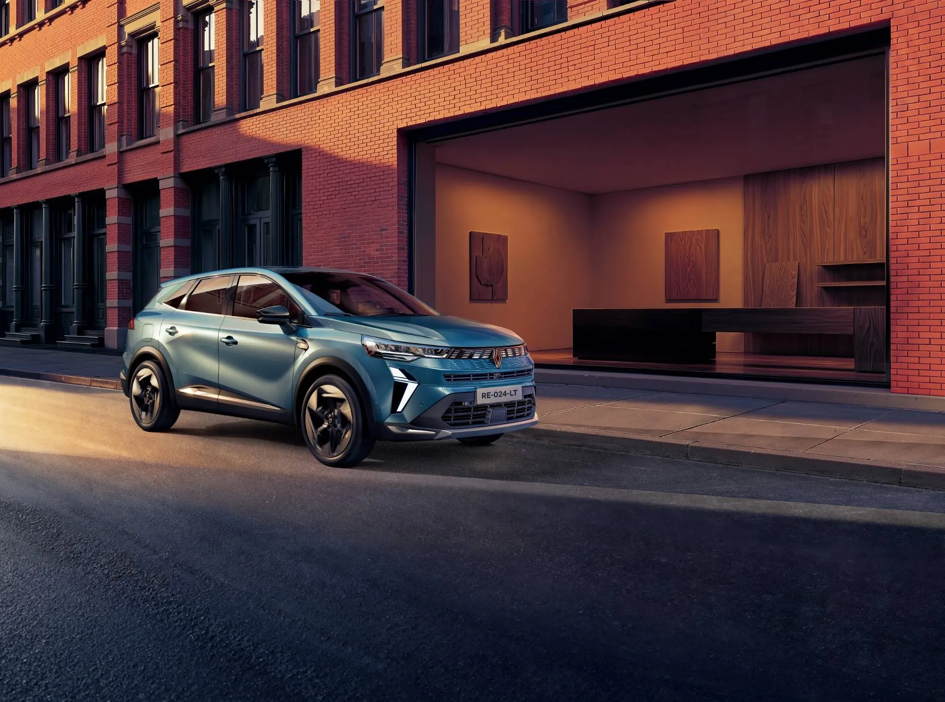 Renault Symbioz in posizione laterale di colore azzurro con sullo sfondo una costruzione di colore mattone