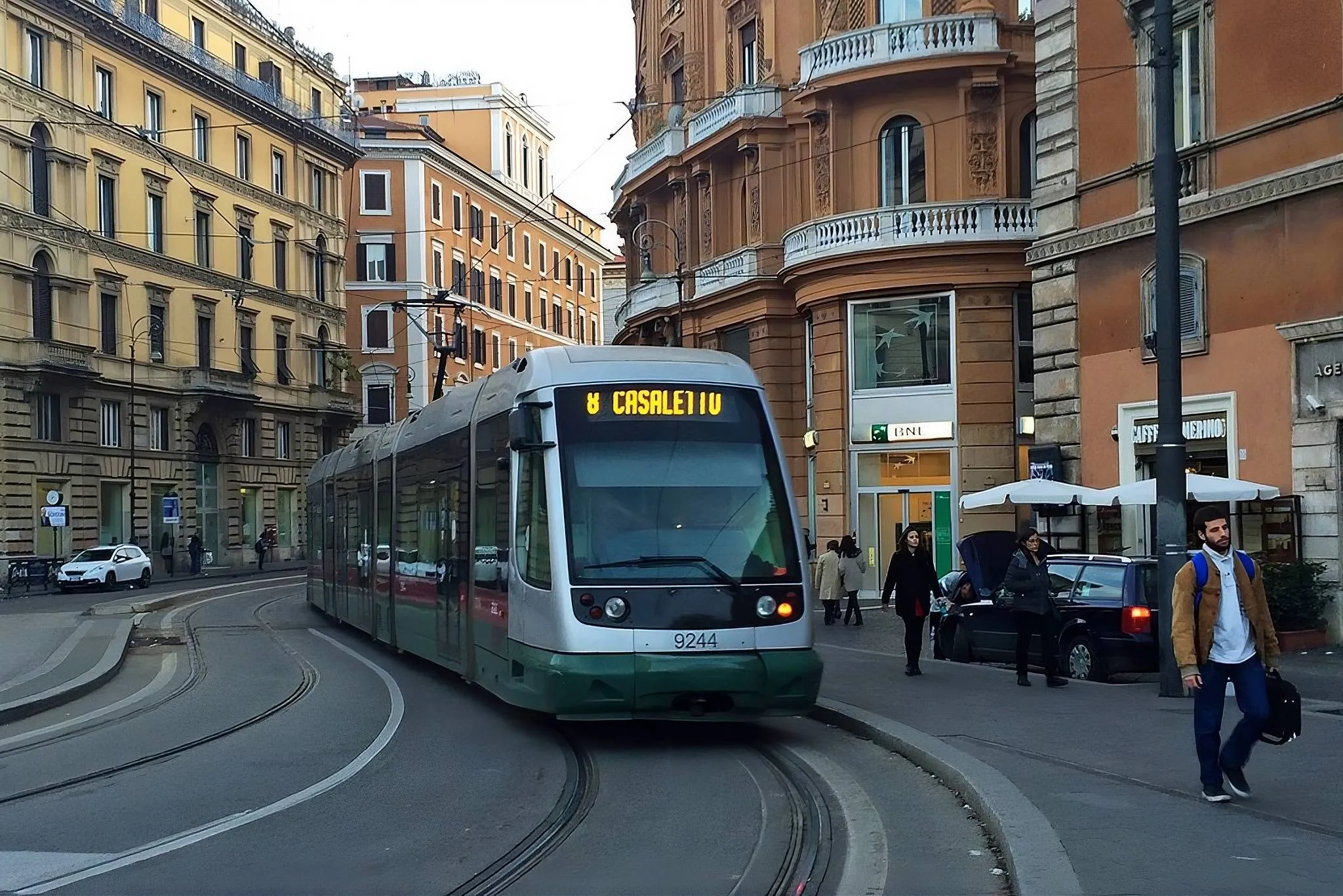 tram di roma che percorre i binari in curva. Tram della linea N8