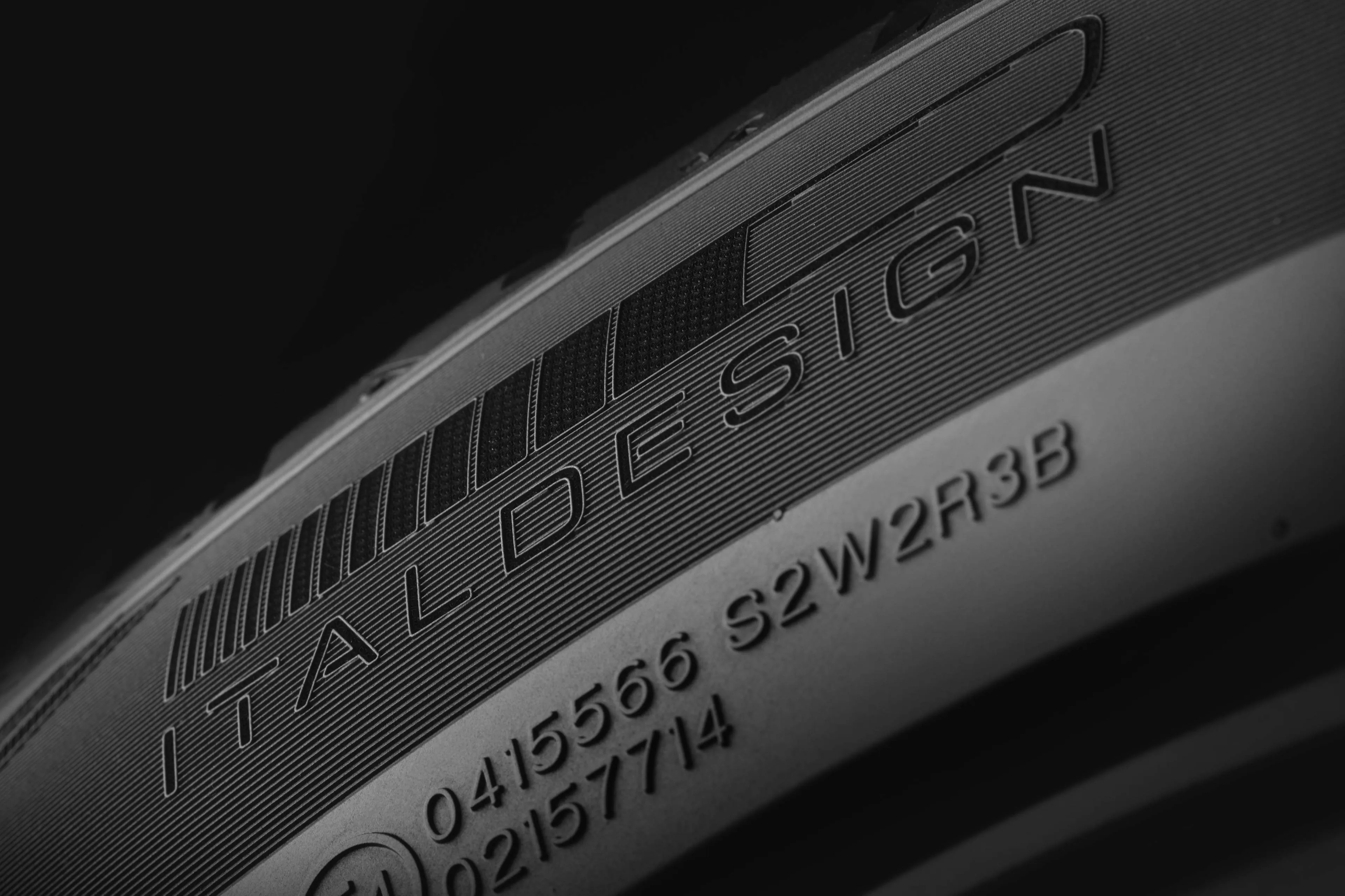 spalla del pneumatico vredestein firmata da italdesign, si vede in primo piano il logo di italdesign