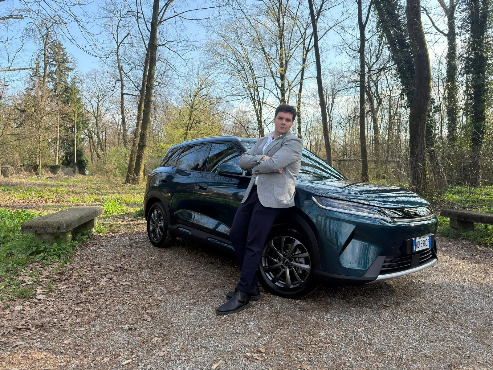 Nell'immagine si vede Simone Bocca, un collaboratore di Autoappassionati, che posa davanti alla BYD ATTO 2 DM-i all'interno del parco di Monza