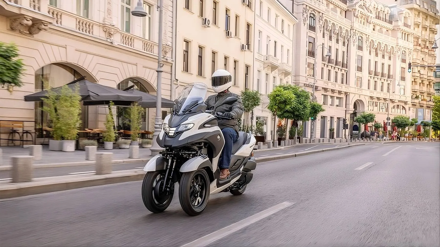 nuovo yamaha tricity bianco su strada dinamico ripreso anteriormente