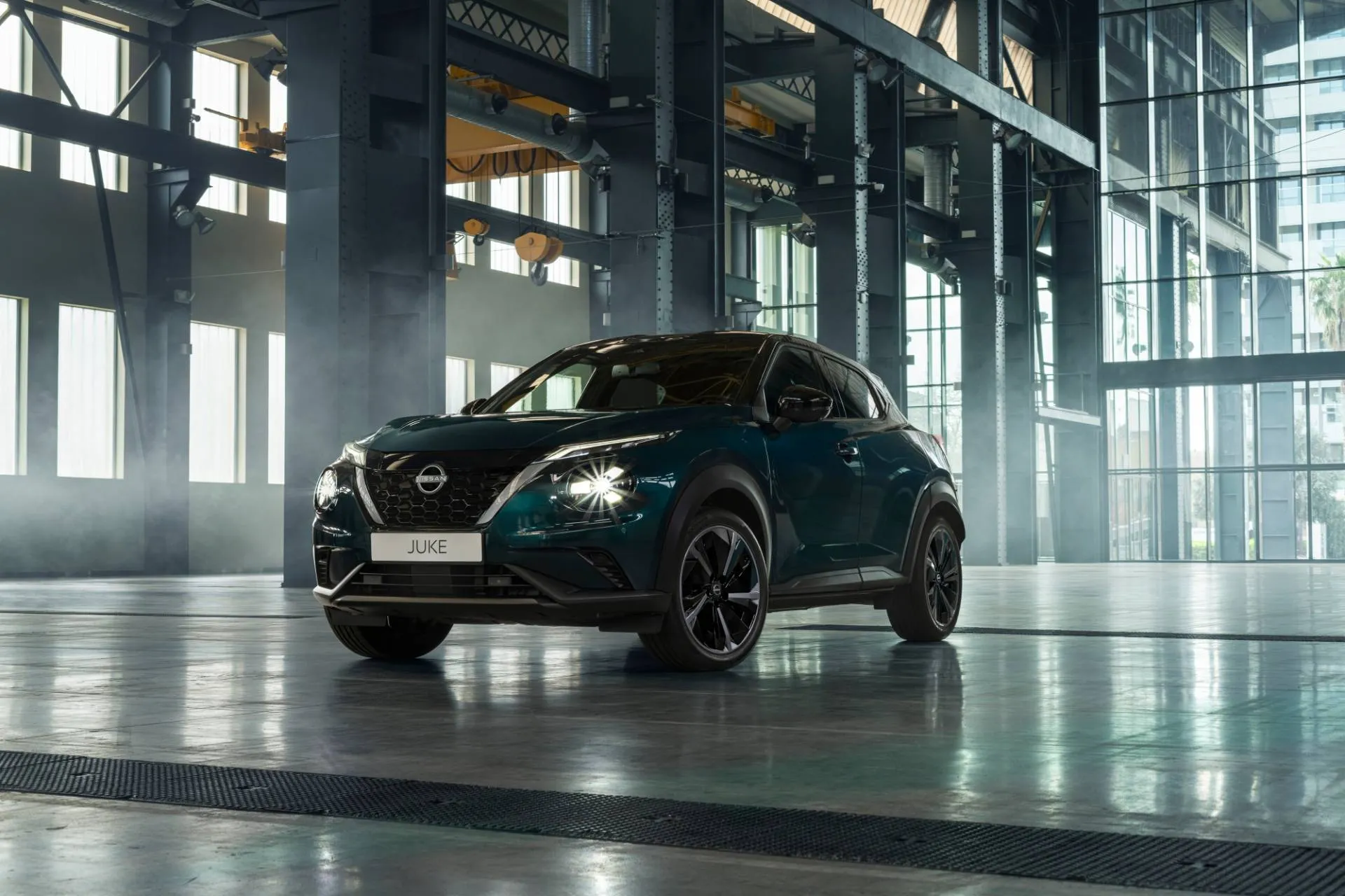 Nissan JUKE_PULSE di colore blu petrolio in posizione frontale