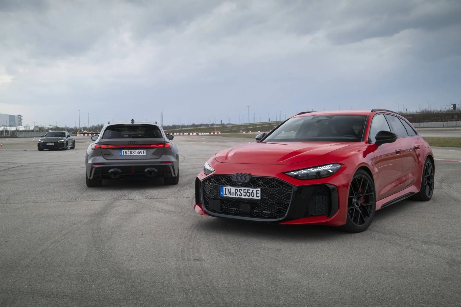 Audi RS 5 gamma_station wagon rossa e grigia e versione berlina