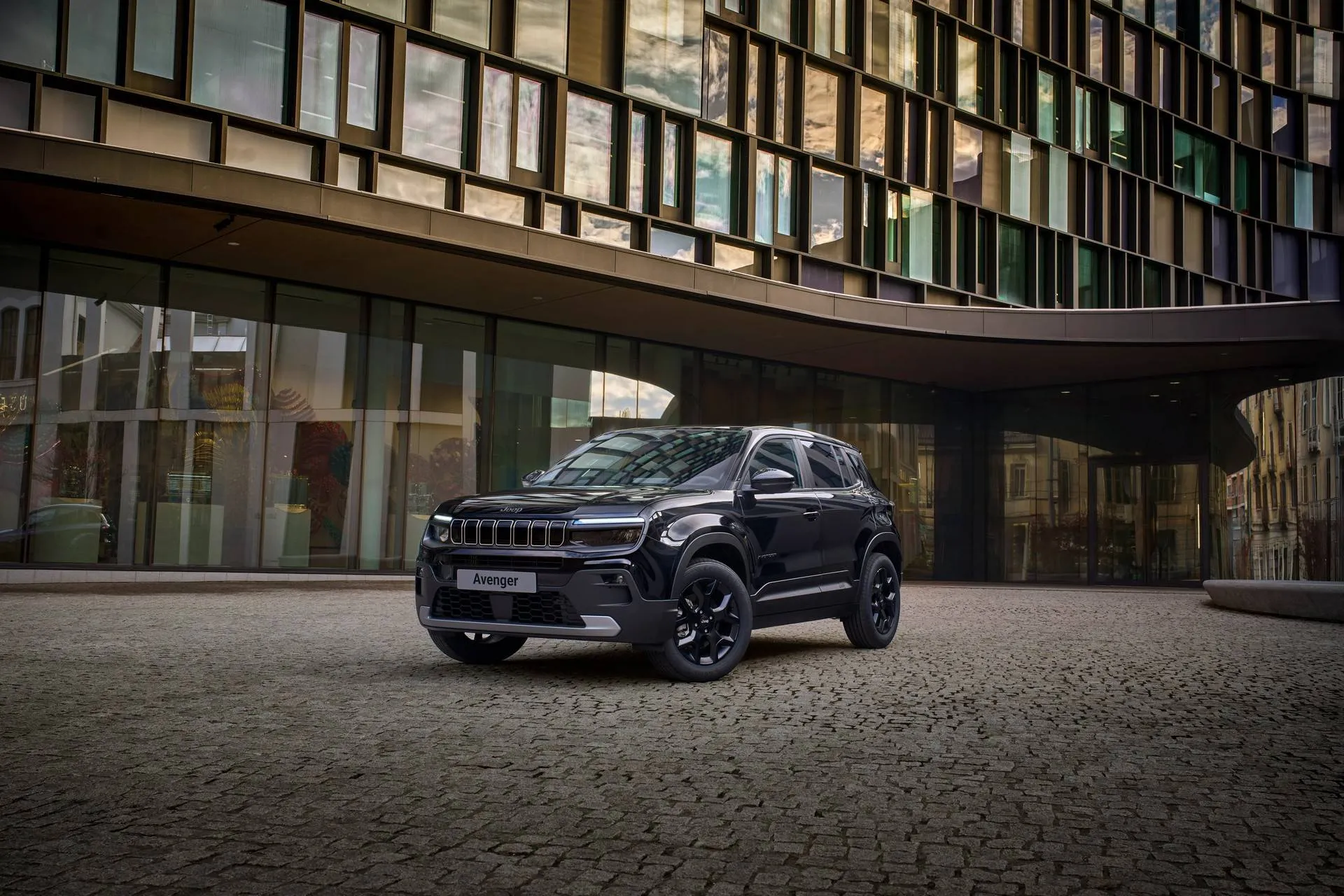 La Jeep Avenger Black Edition davanti alla Nuvola Lavazza di Torino