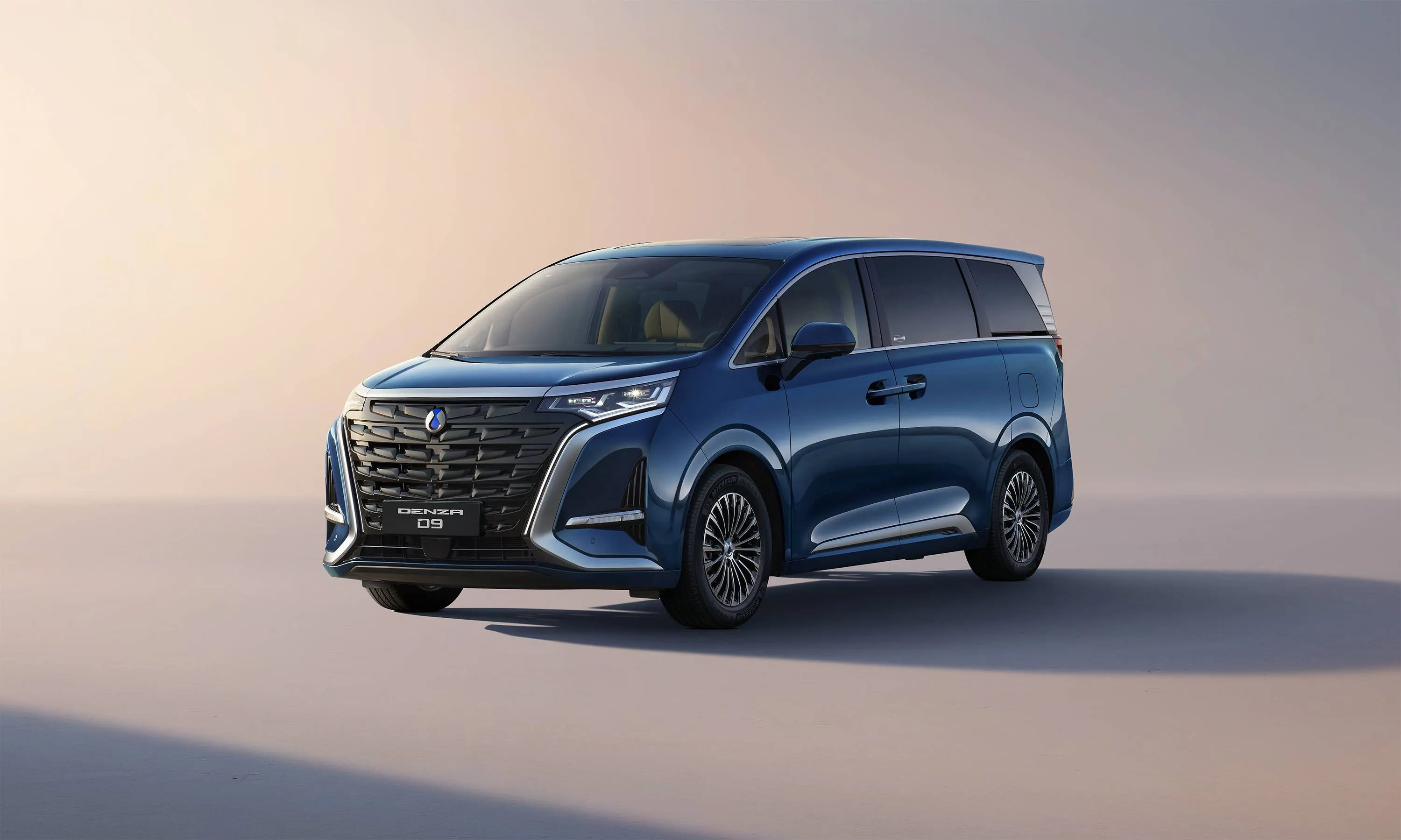 La Denza D9 in posizione anteriore di colore blu
