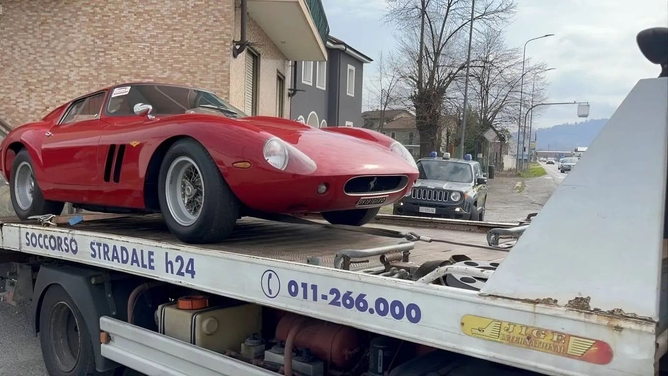 Ferrari rossa sequestrata su un carro attrezzi