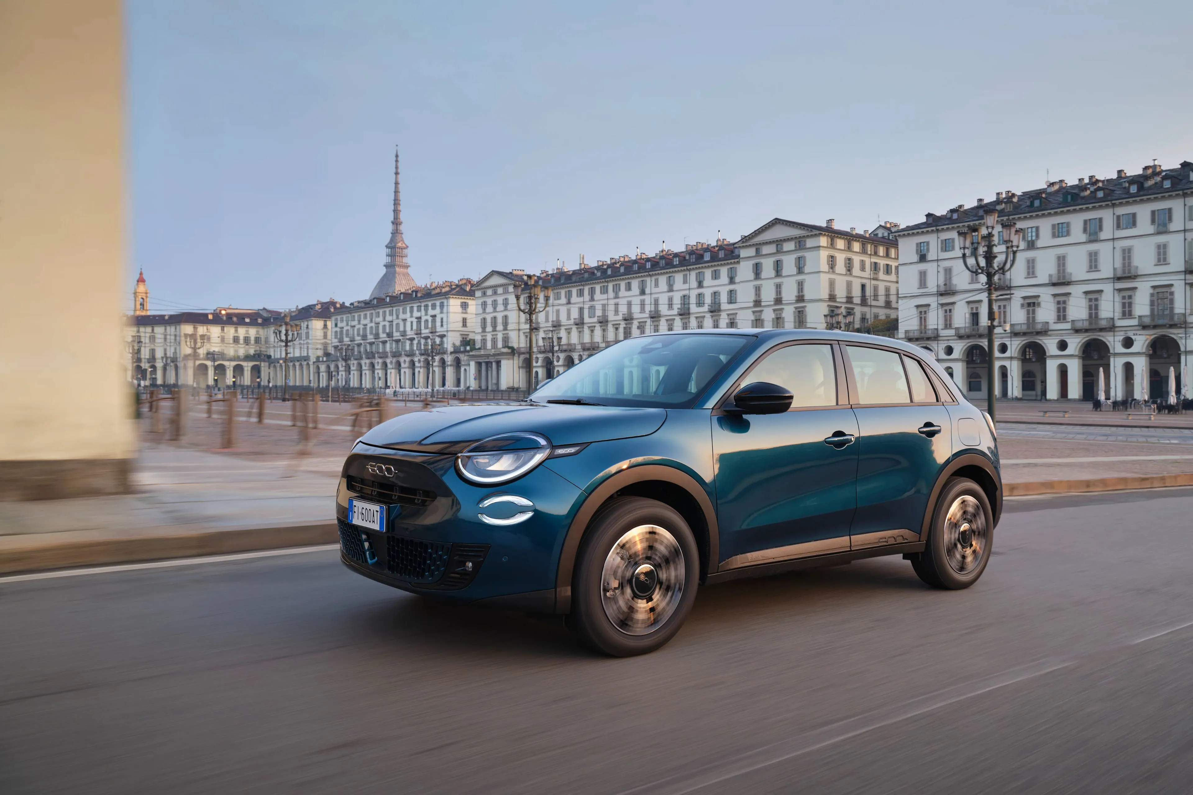 Fiat600Turbo100 di colore blu dinamica con lo sfondo di torino