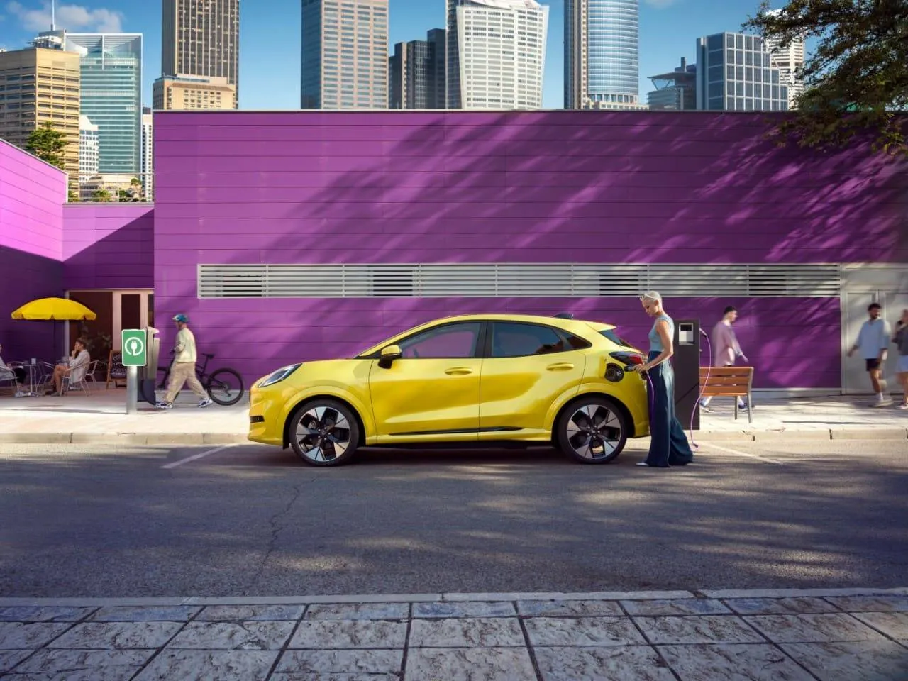 FORD_PUMA_GEN-E giallo di profilo davanti a un muro viola