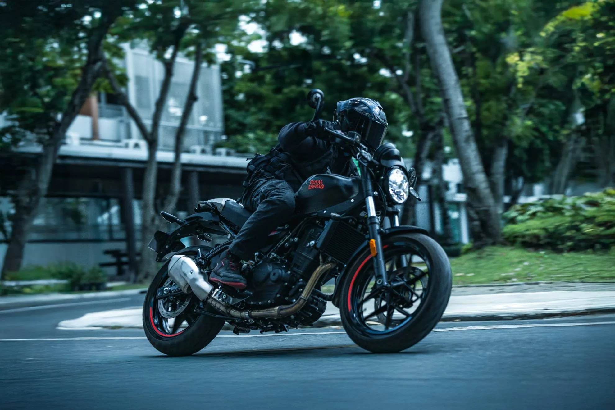 Guerrilla 450 Apex di Royal Enfield anteriore dinamica su strada