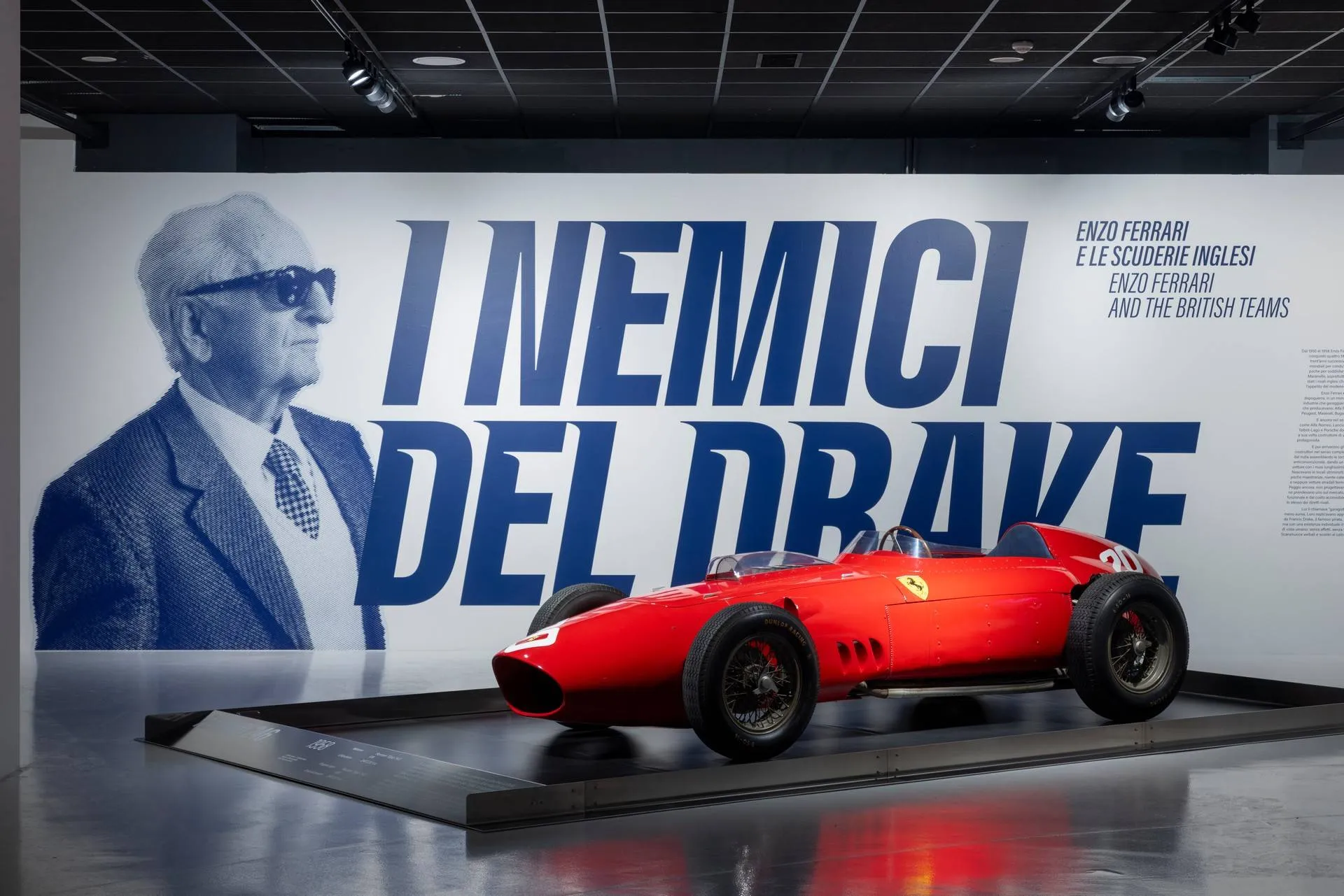 La locandina i nemici del drake, la mostra del Museo Nazionale dell'Automobile aperta da 2 aprile all'11 ottobre 2026