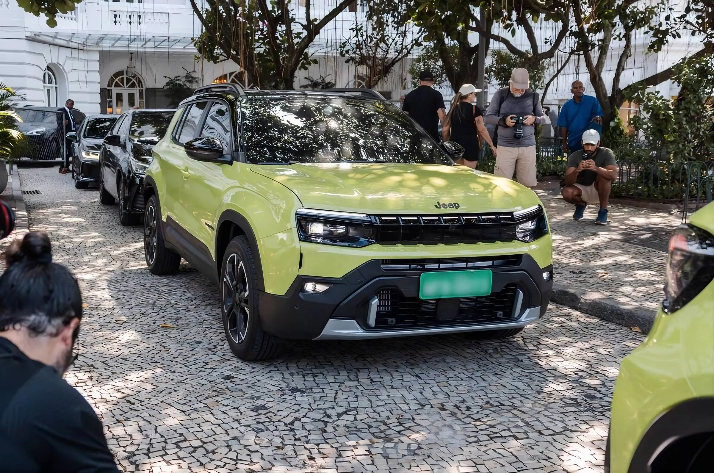 jeep-avenger-2026 frontale di colore giallo del restyling
