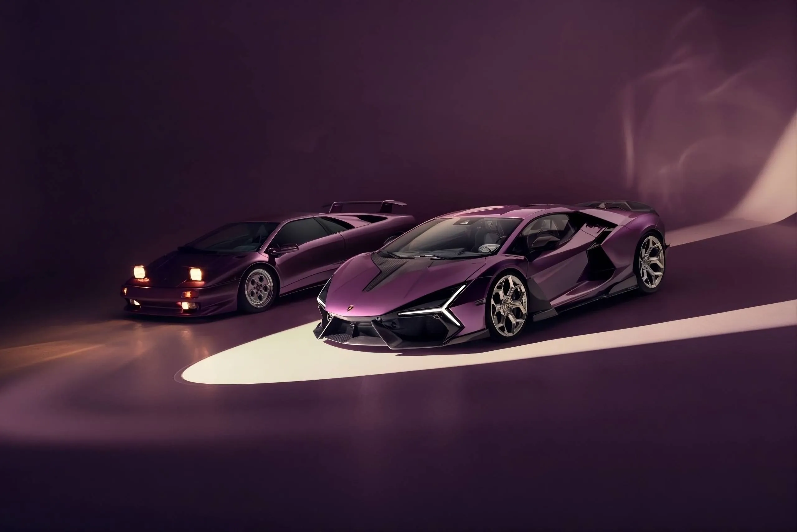 lamborghini-revuelto-novitec in posizione anteriore con la diablo sempre di colore viola sullo sfondo