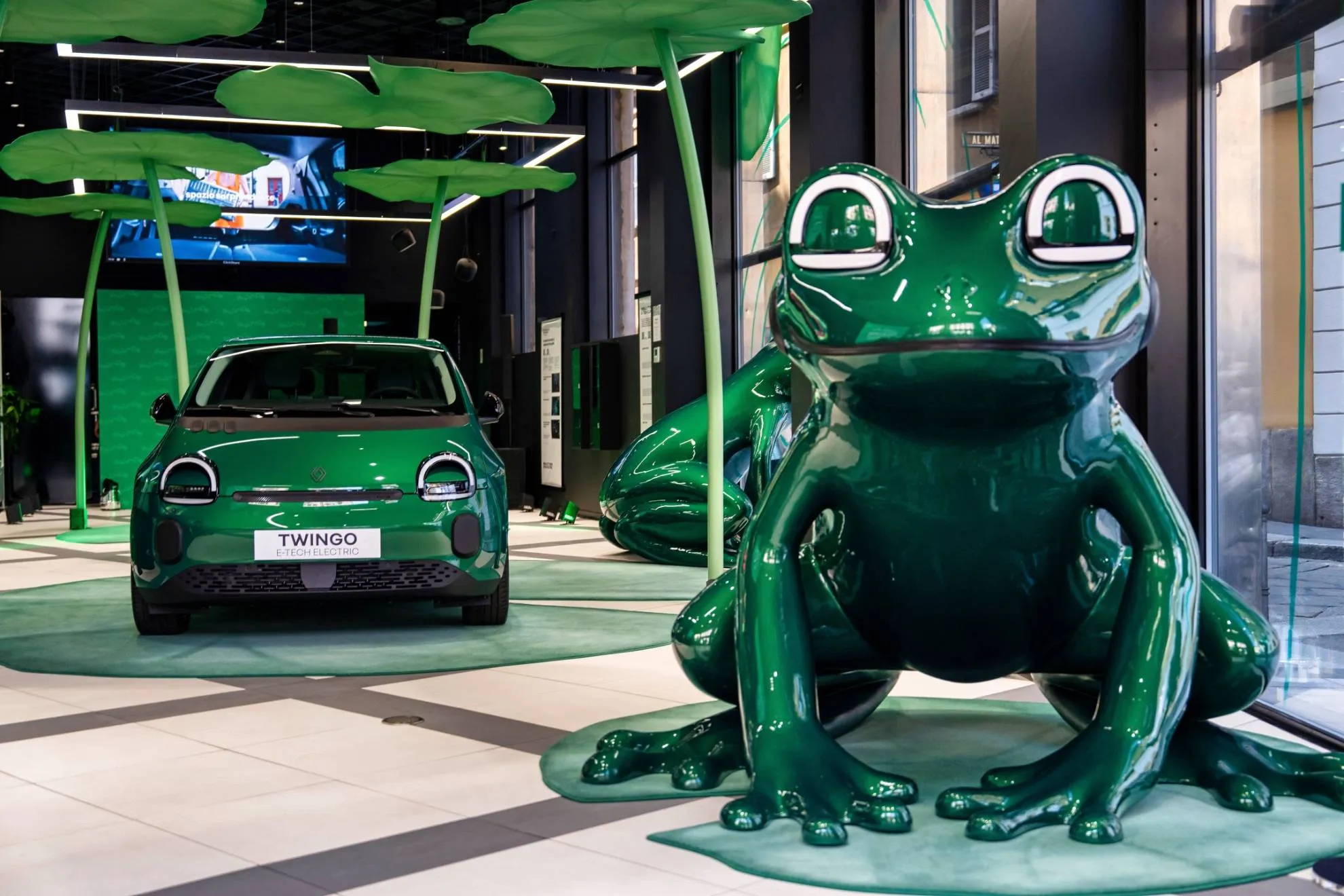 The_frog_is_back_-_Design_Week_Milano installazione artistica con una rana e una twingo verdi