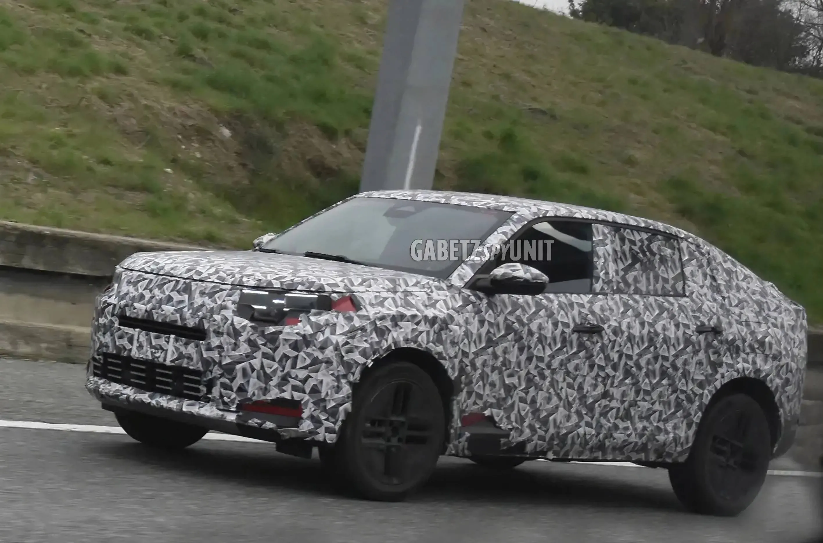 FIAT Fastback foto spia di un esemplare fotografato da davanti con camuffature