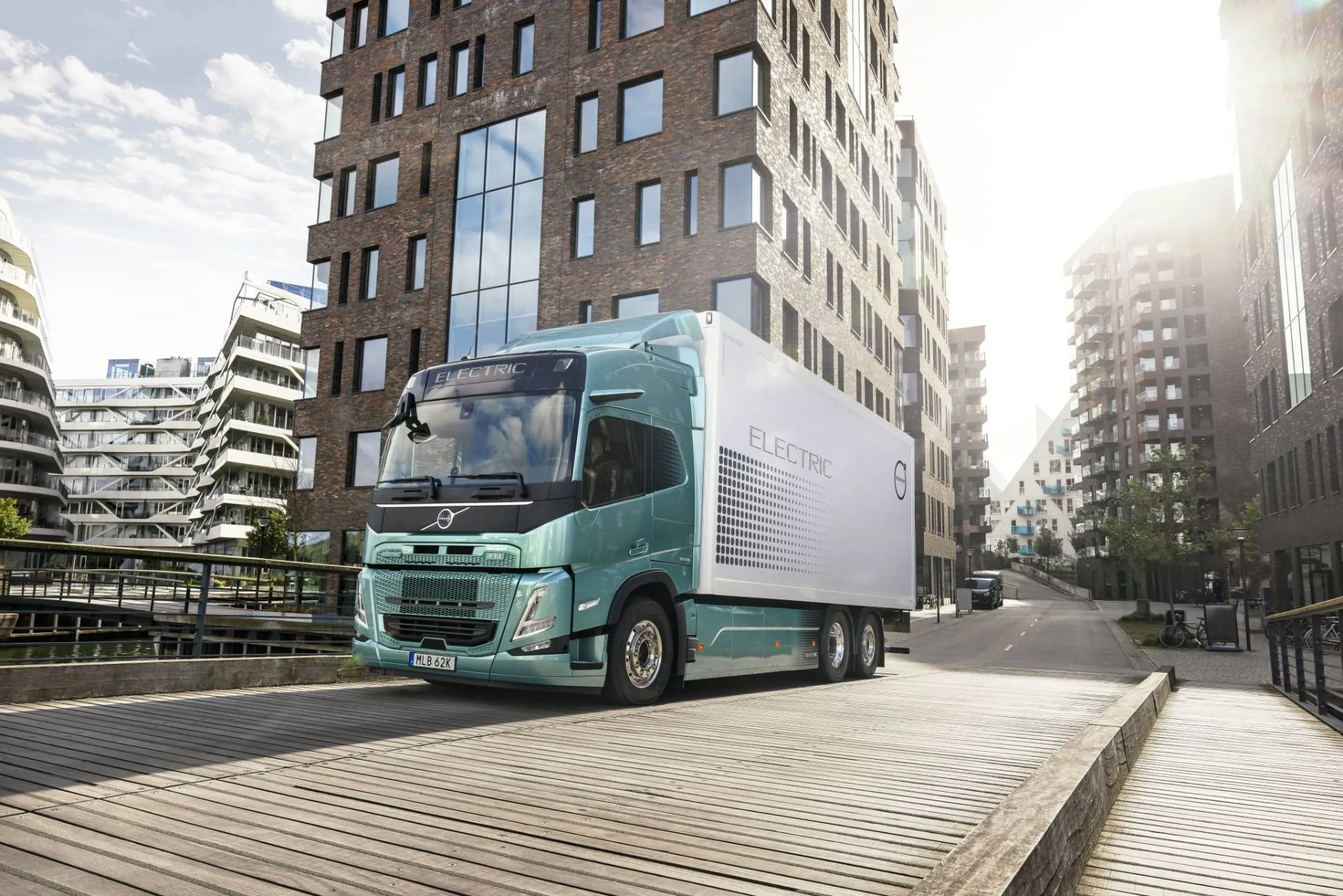 camion volvo elettrico che percorre una strada
